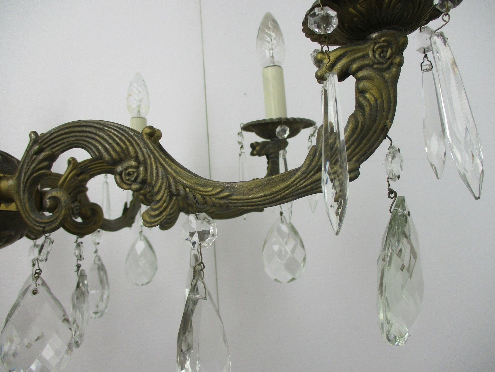photo furniture 8 Arm Lights Chandelier Revival Hollywood Regency Style Brass Ornate Prisms