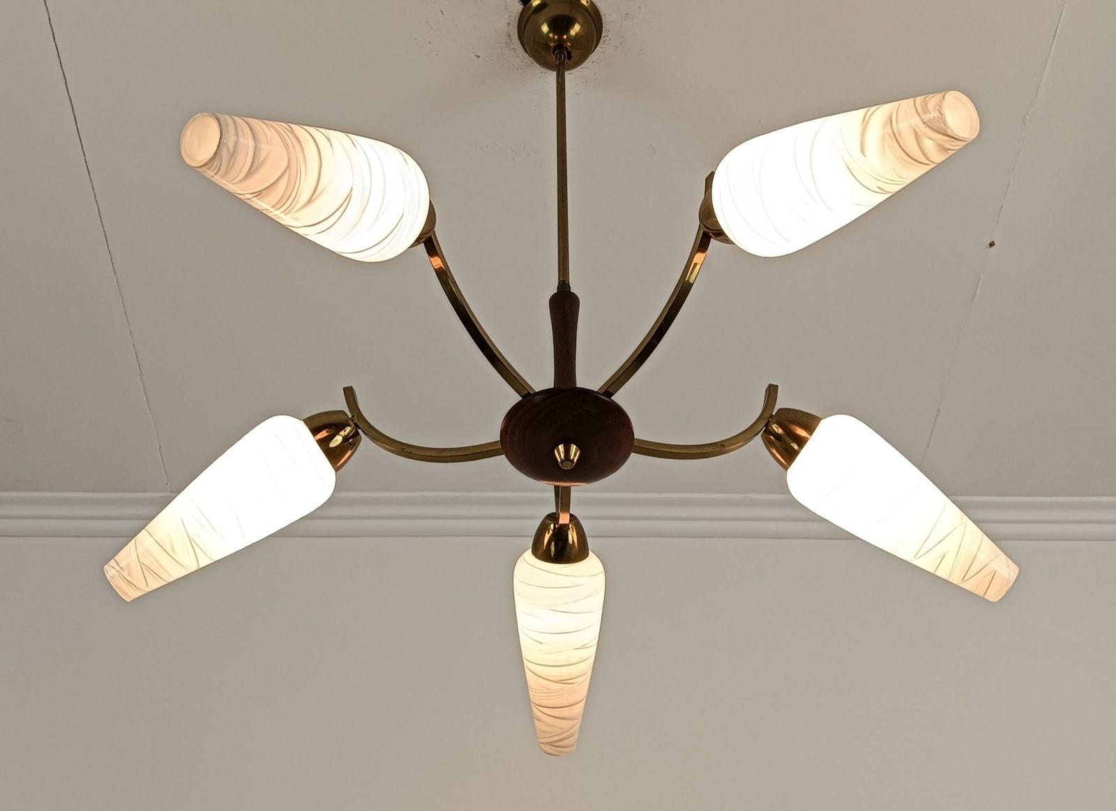 photo furniture Vintage Spider Retro Chandelier Teak Glass Brass 5 Lights Glass Shades Funky