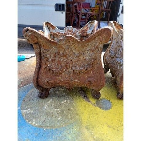 photo furniture Pair Of Enamelled Cast Iron Planters From 1900 From Charleville Mézières