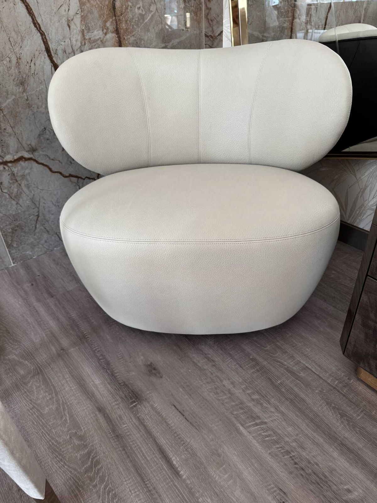 Walter Knoll Swivel Chair In Cream Leather Showroom Model In New Condition photo furniture