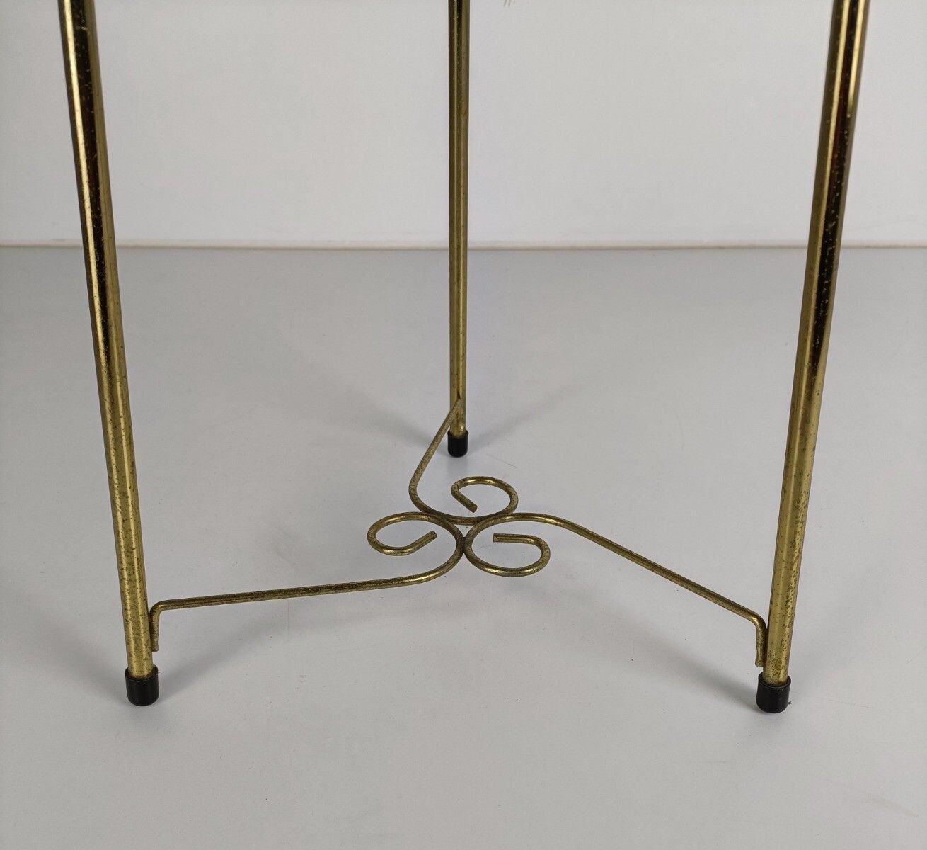 Modernist Round Side Table Ornate Brass Veneer Top Occasional Table Pedestal Pla photo 223.0
