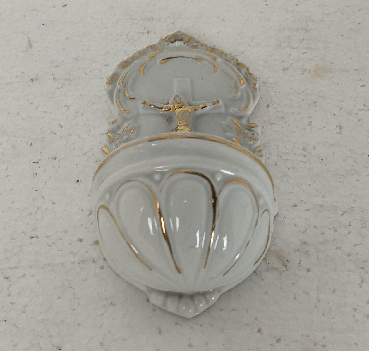 Lovely Small Antique Holy Water Font Vessel Porcelain Bisque Crucifixion Wall Ha photo Art