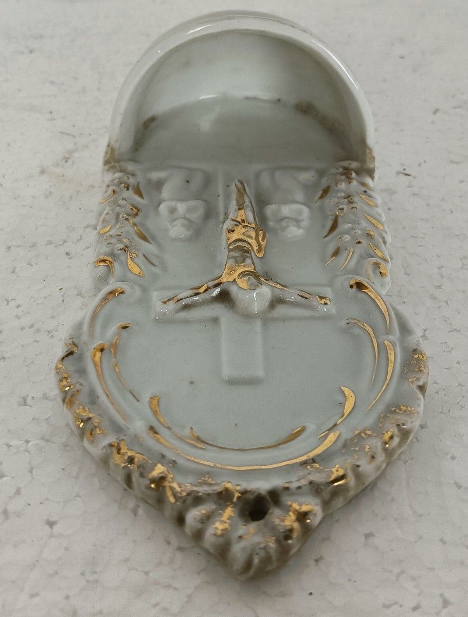 Lovely Small Antique Holy Water Font Vessel Porcelain Bisque Crucifixion Wall Ha photo vinterior