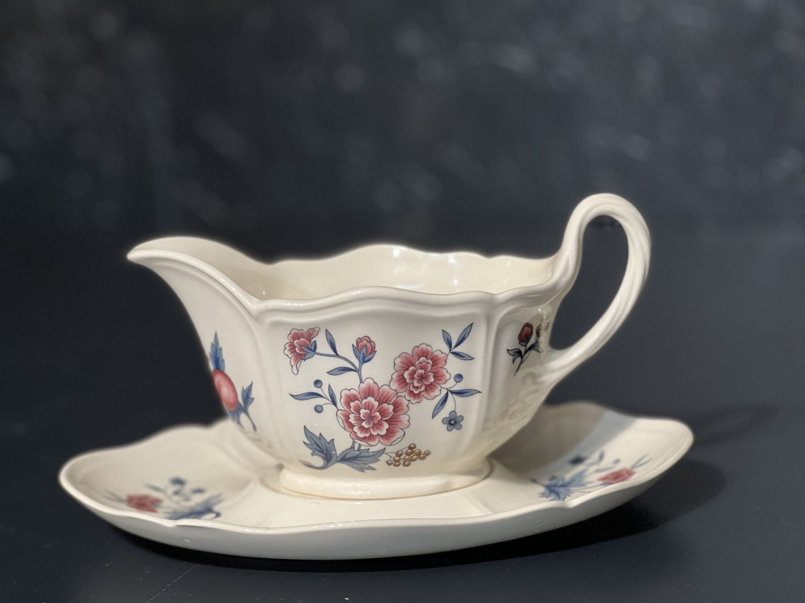 photo vinterior Wedgeood Tea Service (Williamsbutg, Potpourri)