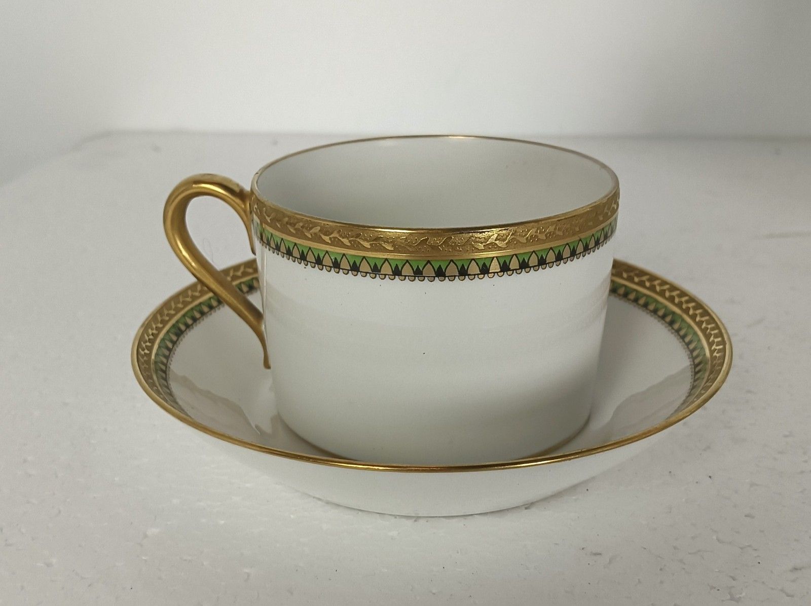 photo furniture Antique Tableware  Gda Limoges White With Ivy And Gold Demitasse Cups And Saucer