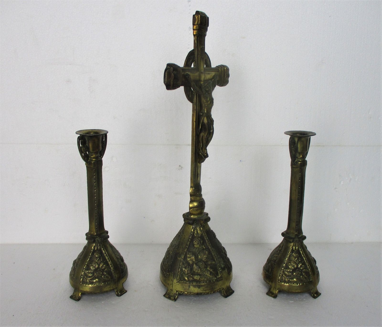 Altar Set Gorgeous Standing Crucifix With Two Candelabras Ornate Embossed Brass photo vinterior