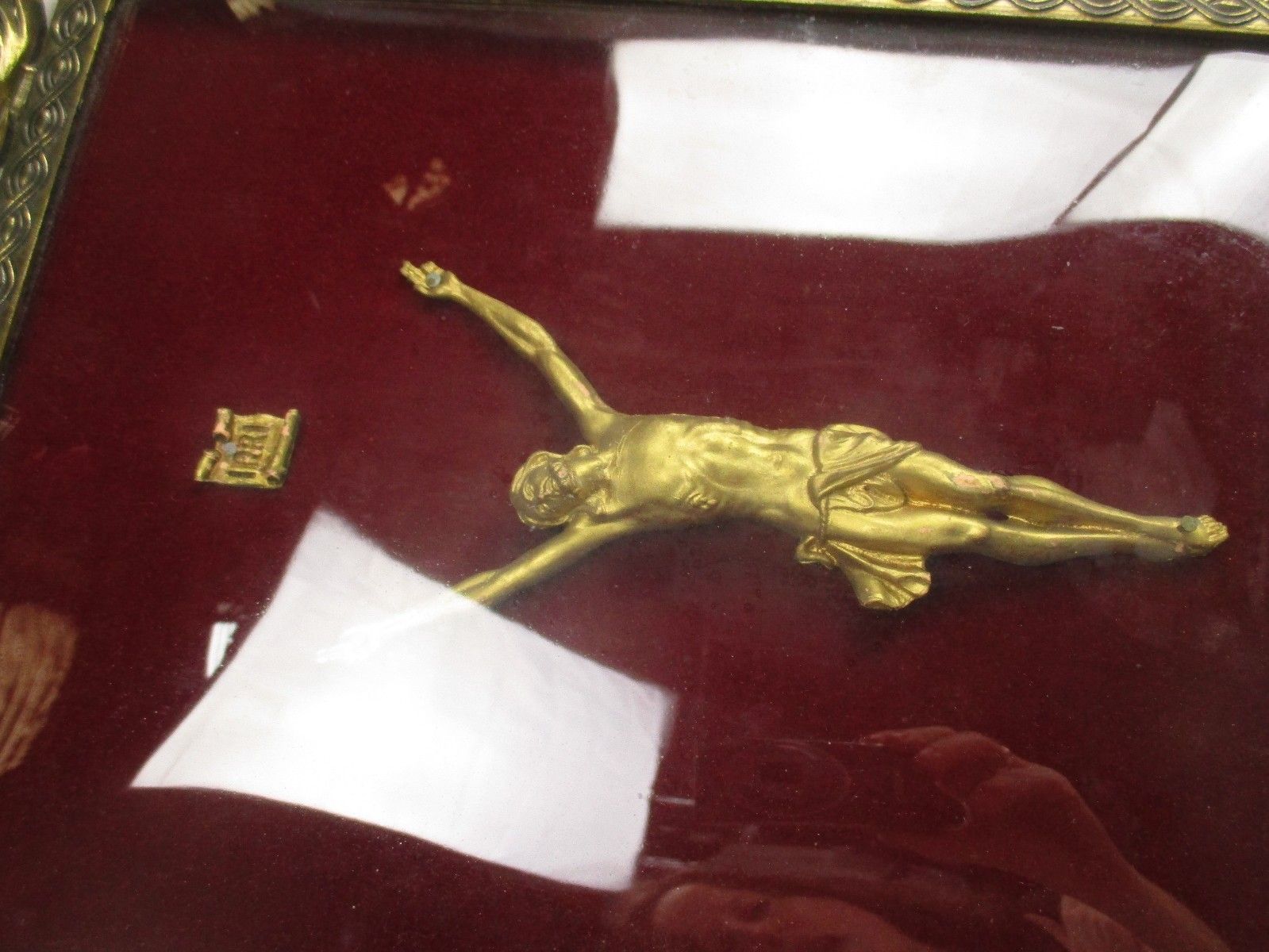 Art Deco Oval Ornate Brass Frame Red Velvet  Convex Glass Christ Crucifix  Htf photo 334.0