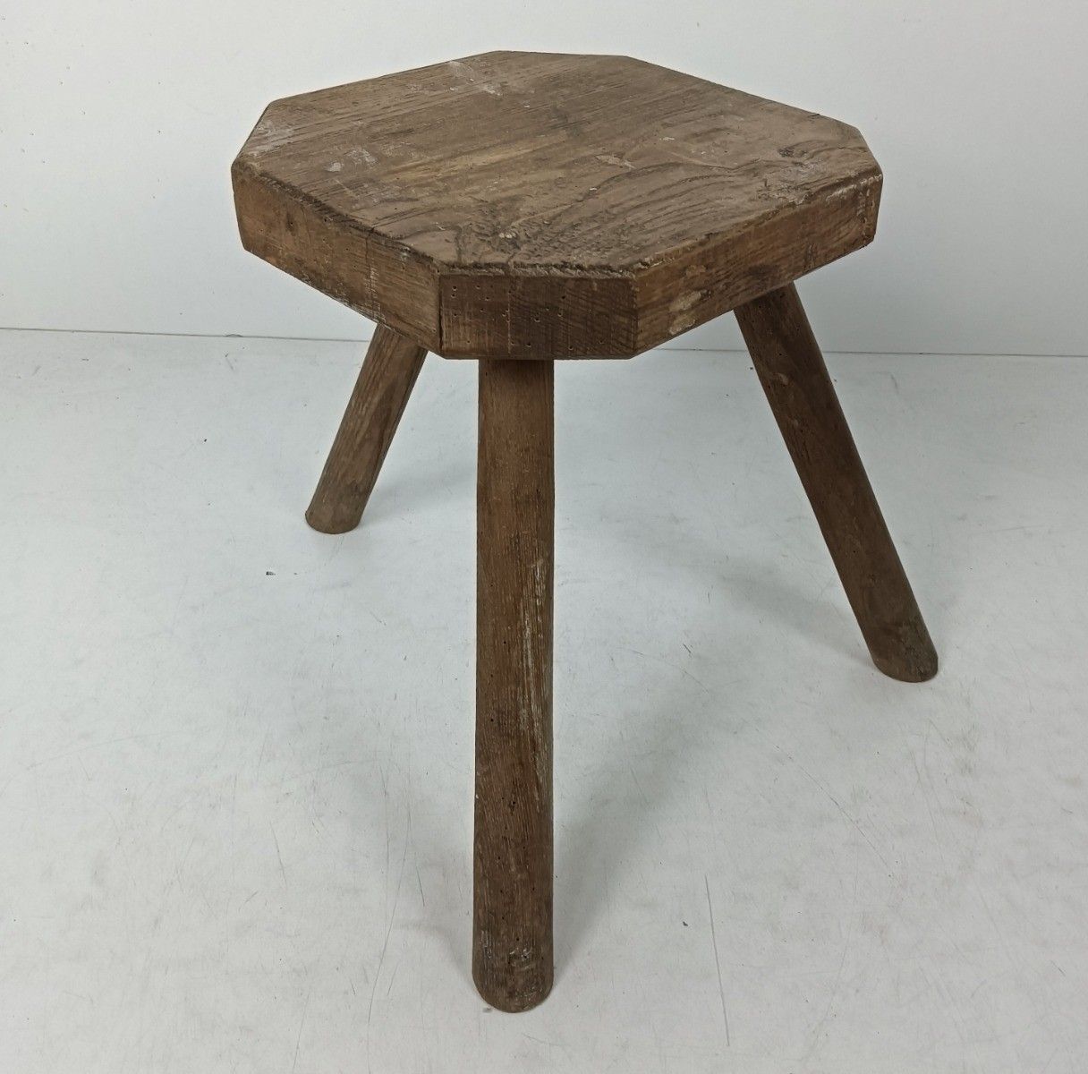 photo furniture Antique Rustic Milking Stool Tripod Carved Wood Side Table Pedestal Plant Stand