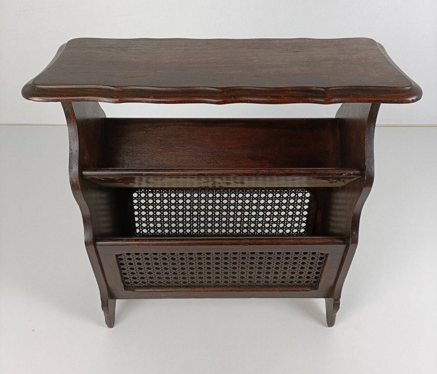 Vintage Colonial Style Magazine Newspaper Basket Rack Side Table Wood Wooden photo vinterior