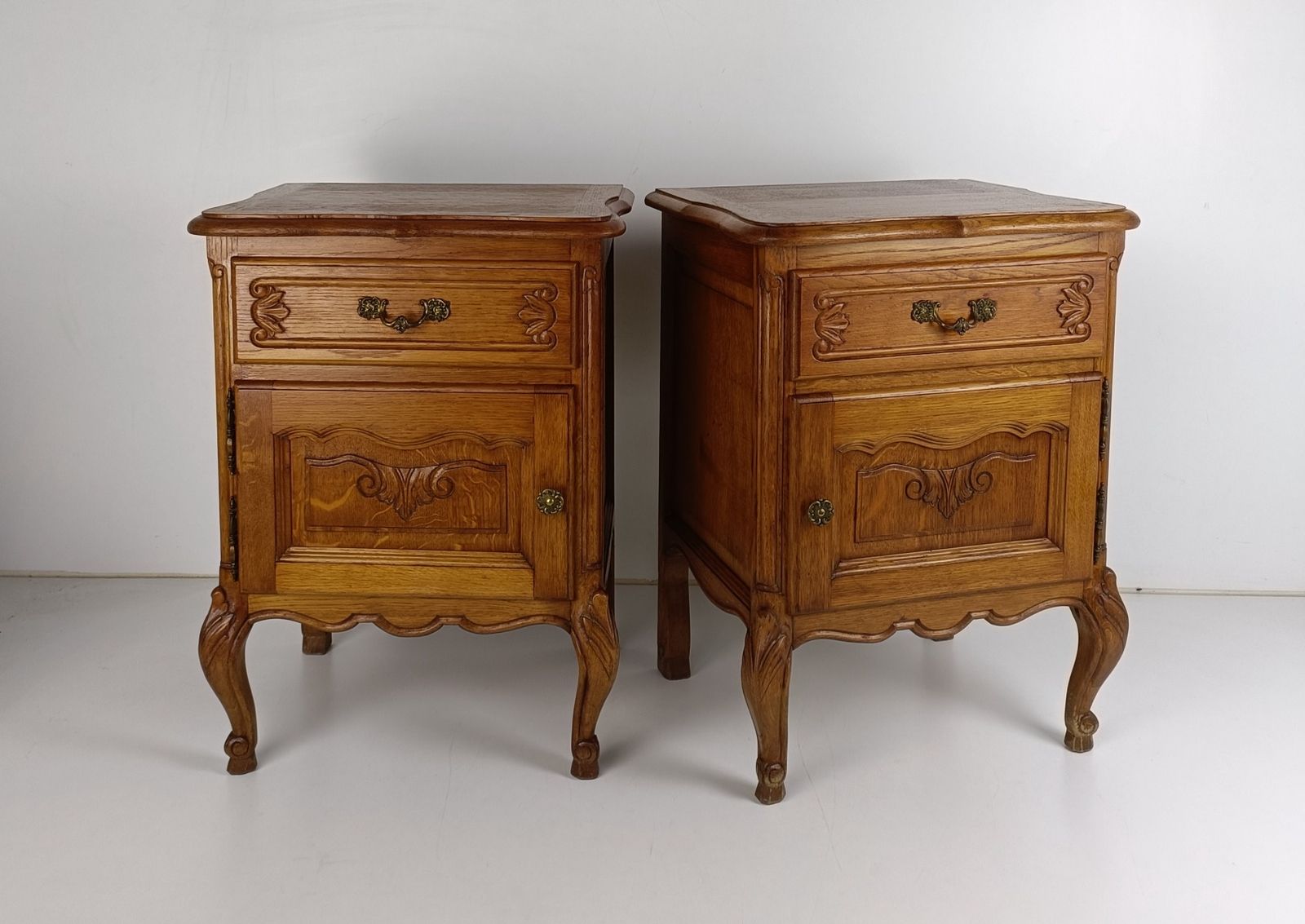 Pair Of Nightstands End Tables Cabinets Louis XV Style Bedroom Cabinets Wood Gor photo furniture