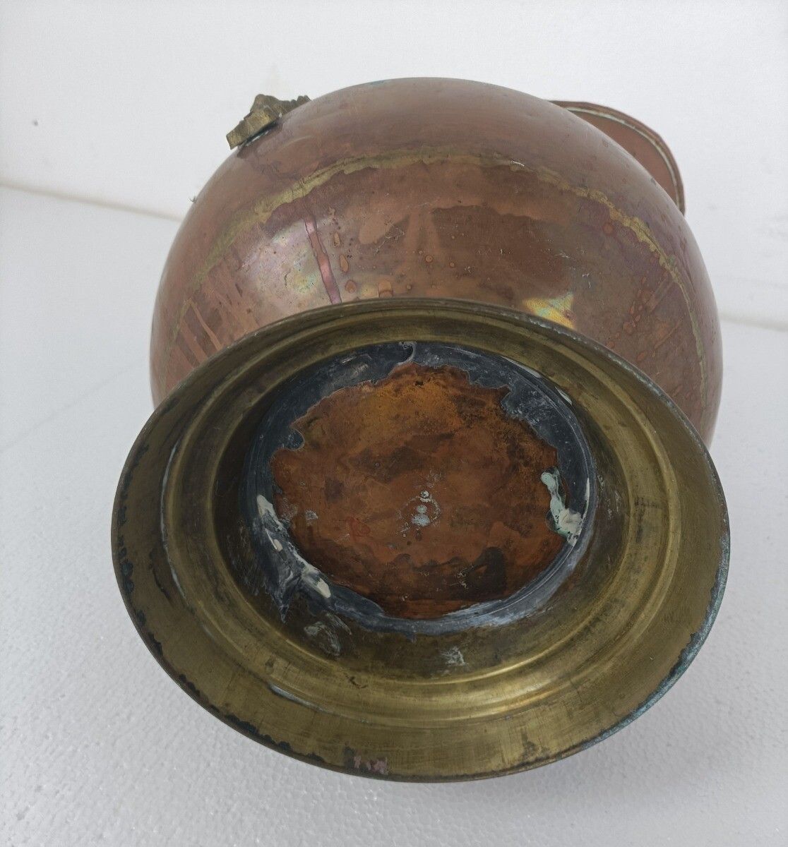 photo furniture Antique Hammered Brass Kettle Bowl With Delft Blue White Porcelain Handles Plant