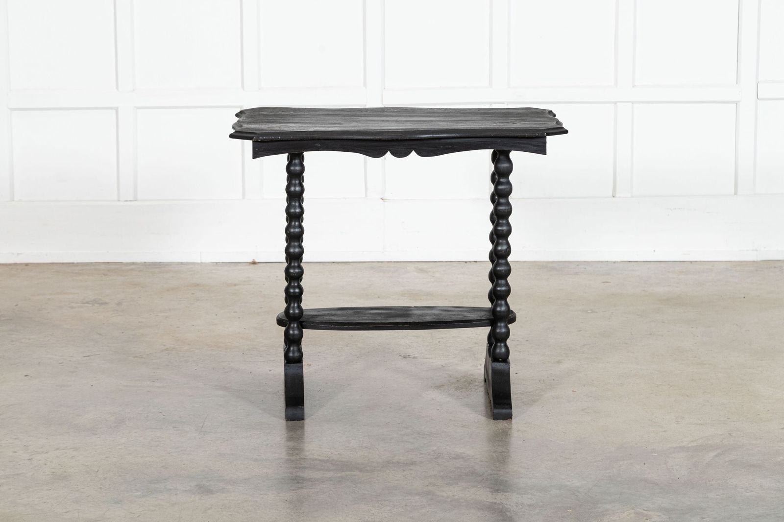 photo vinterior 19thc Ebonised English Pine Bobbin Side Table