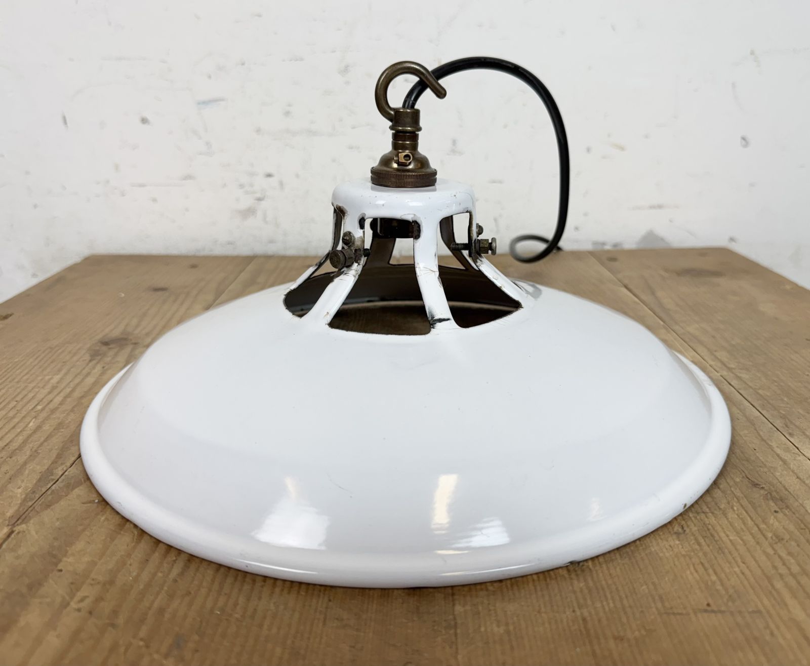 photo vinterior Industrial White Enamel Factory Pendant Lamp, 1960s