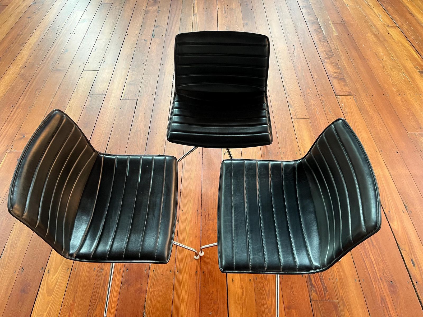 Arper Catifa 53 Swivel Chair   Black Leather (X1 Chair) photo Furniture