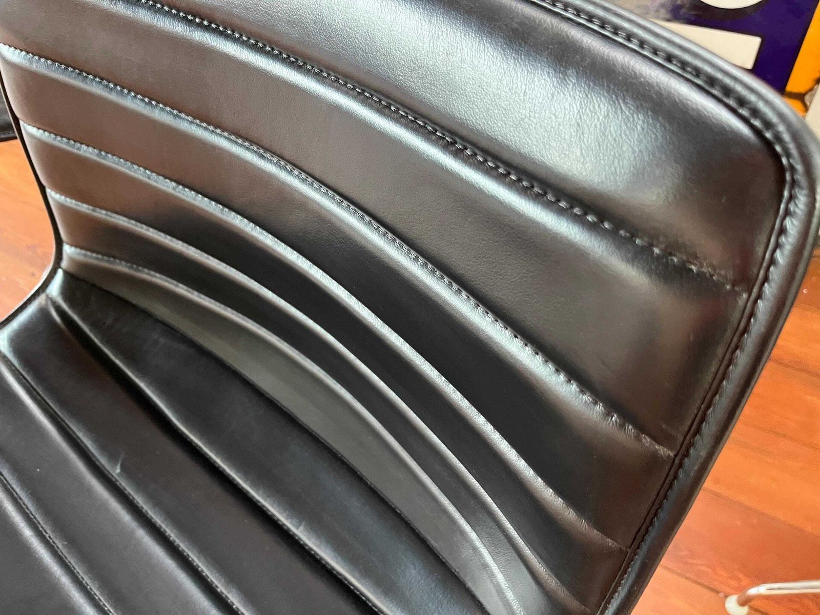 Arper Catifa 53 Swivel Chair   Black Leather (X1 Chair) photo vinterior