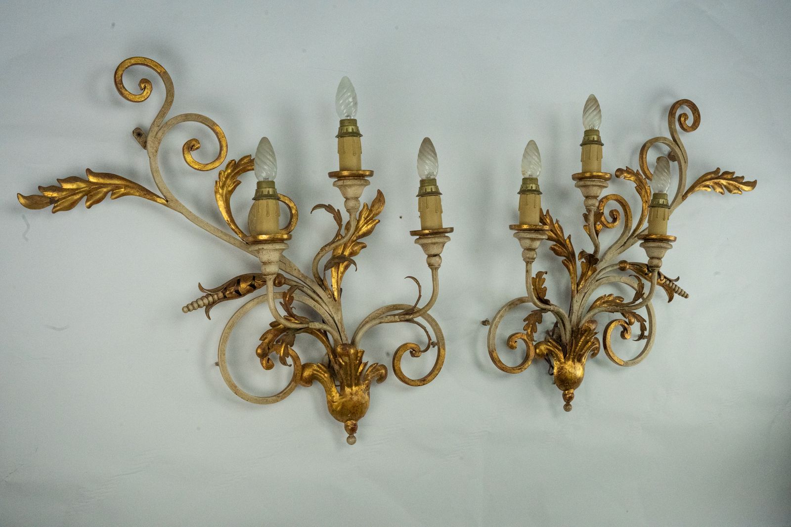 Lighting Pair Of Large Floral Wall Lamps In Gilded And Lacquered Metal. Italy 1960s photo