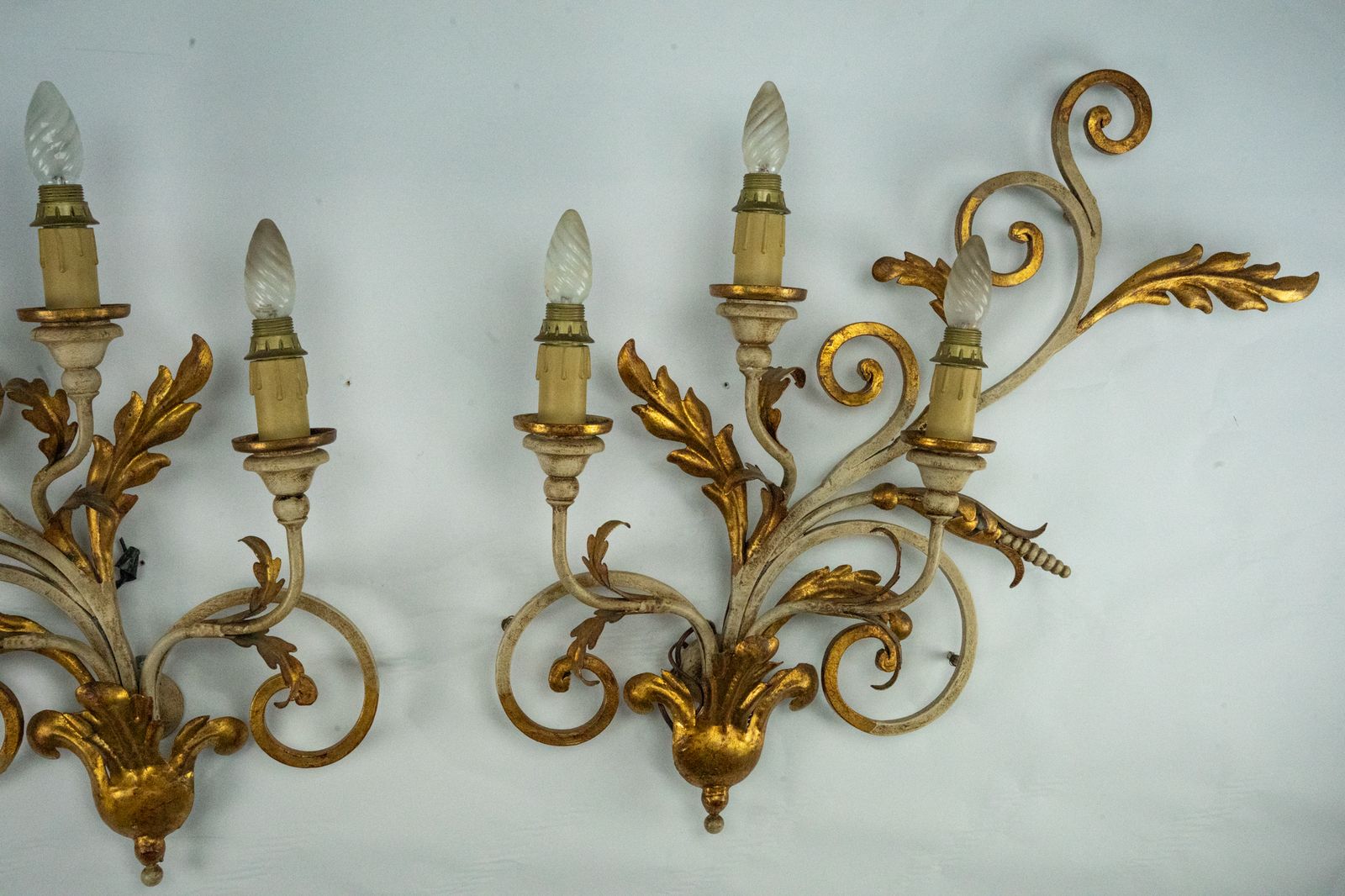 photo vinterior Pair Of Large Floral Wall Lamps In Gilded And Lacquered Metal. Italy 1960s