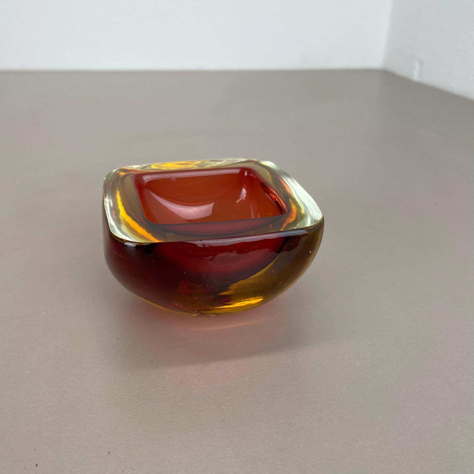 photo vintage Rare Murano Glass "Red Yellow"  Bowl Element Shell Ashtray Murano, Italy, 1970s