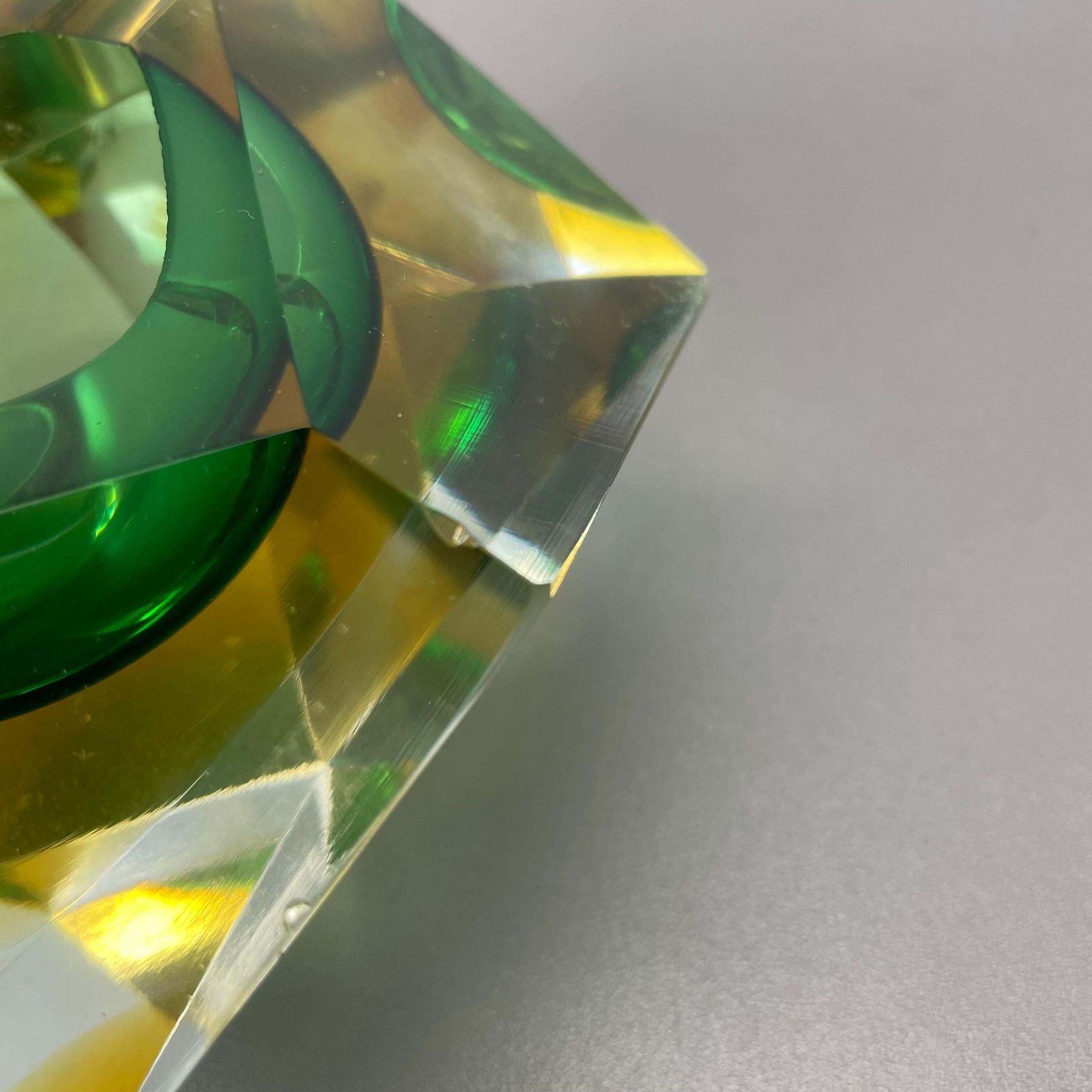 photo vinterior Murano Glass Faceted "Diamond" Sommerso Bowl Element Ashtray Murano Italy, 1970s
