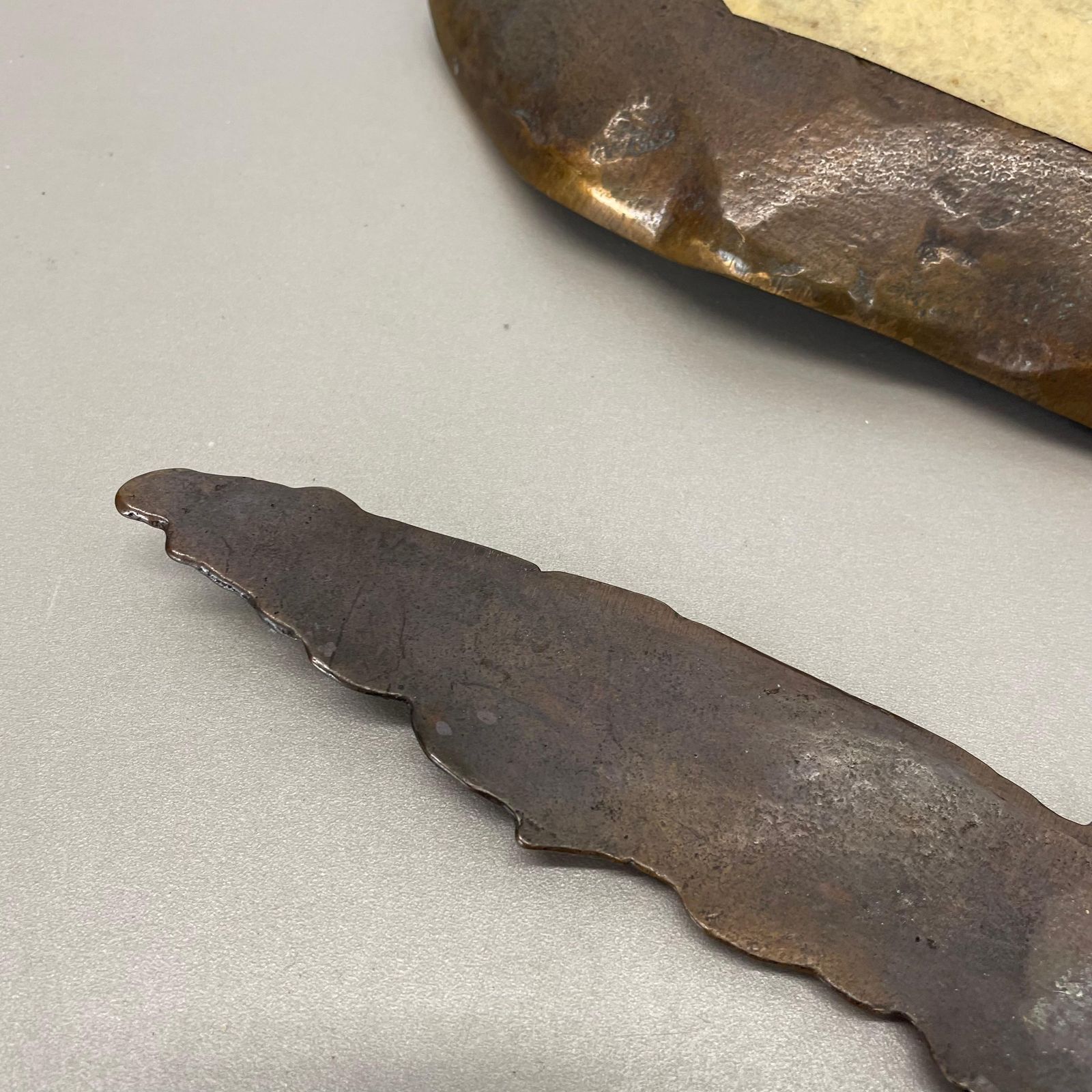 796.0 Bronze Desk Shell Plate And Letter Opener Auböck Hagenauer Era, Germany, 1970s photo