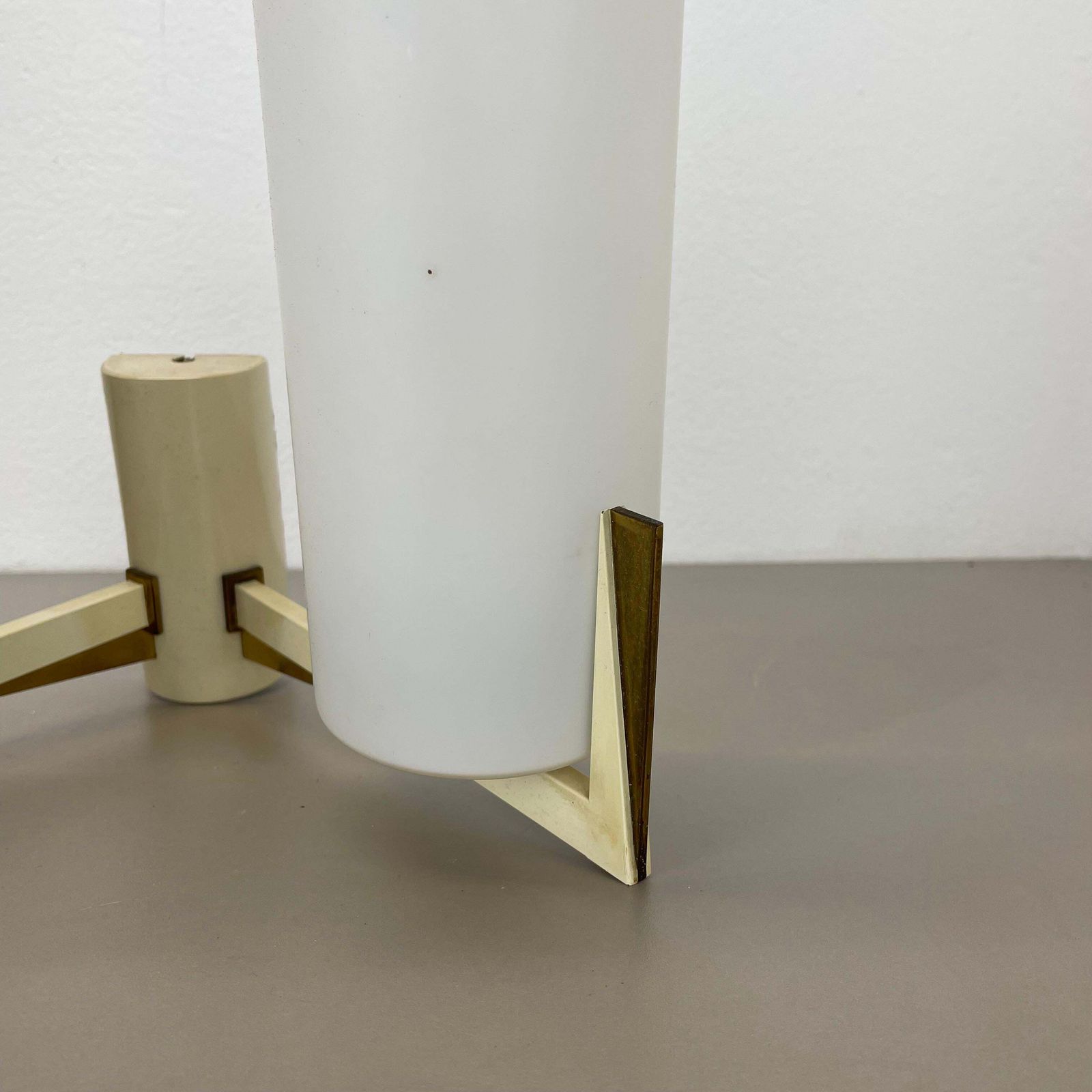 Large 28cm Modernist Brass And Glass Theatre Wall Light Sconce, France, 1950s photo vinterior