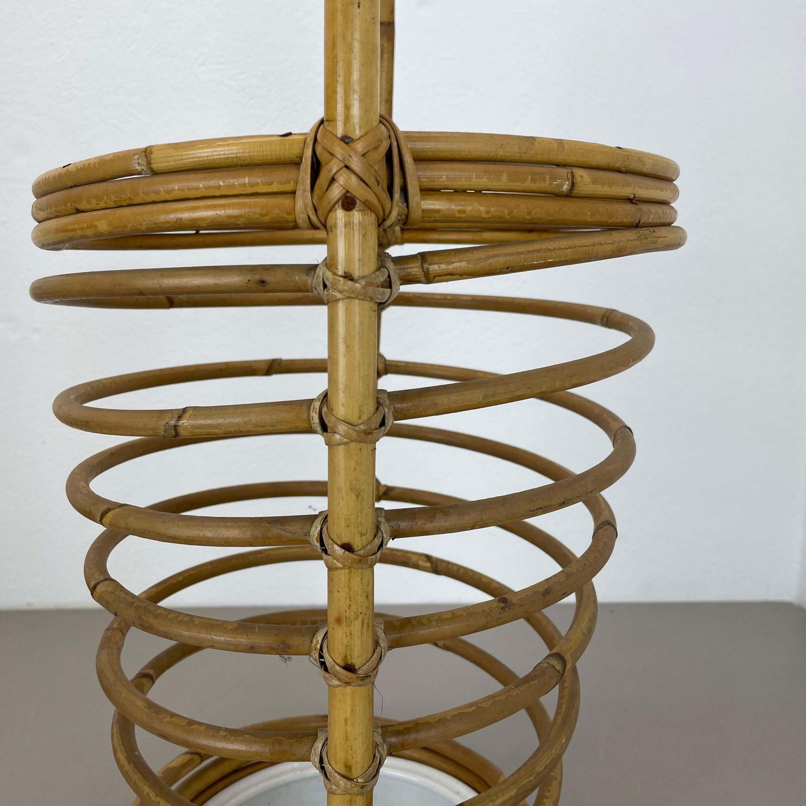 photo vintage Large Looped 60cm Midcentury Rattan Bauhaus Umbrella Stand, France, 1970s