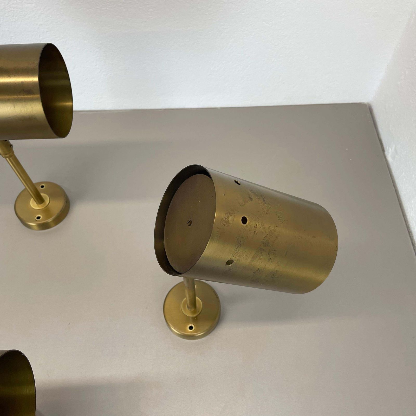 photo vintage Set Of Three Large Minimalist Brass "Tube" Wall Light Sconces, Italy 1970s