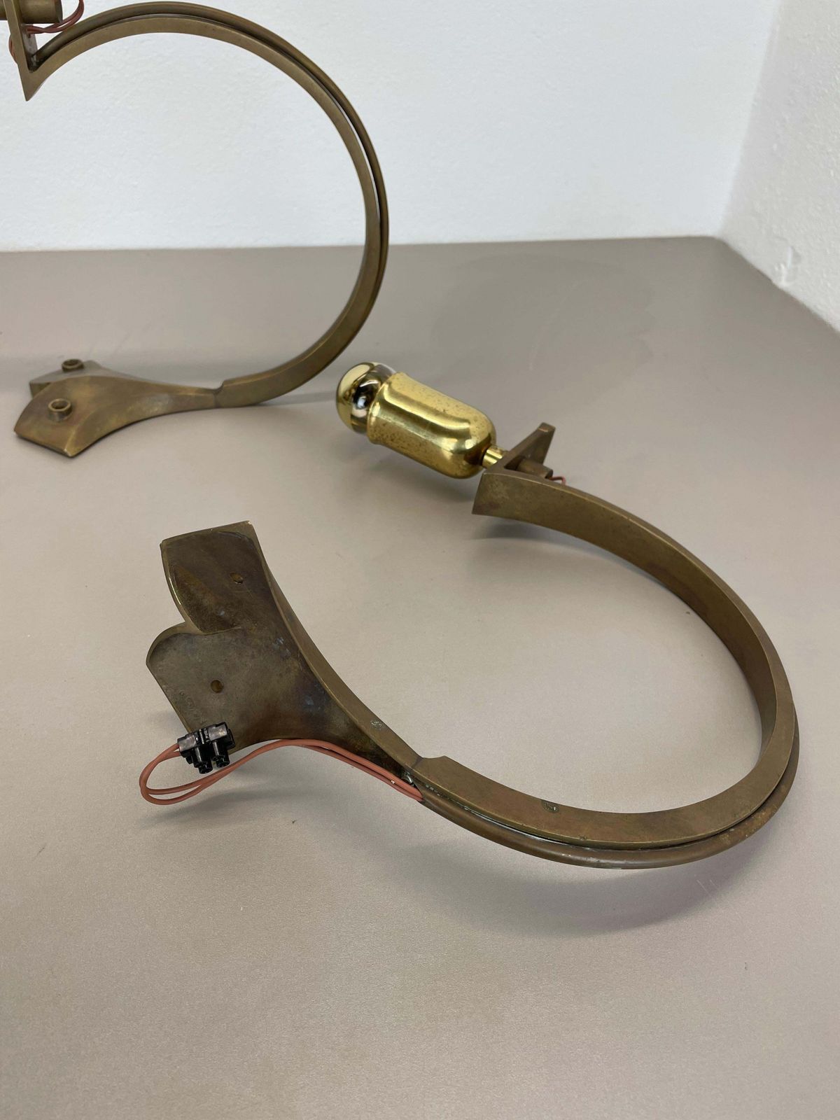 photo vintage Set Of Two Large 28cm Brutalist Bronze Brass Wall Sconces, Italy 1950s