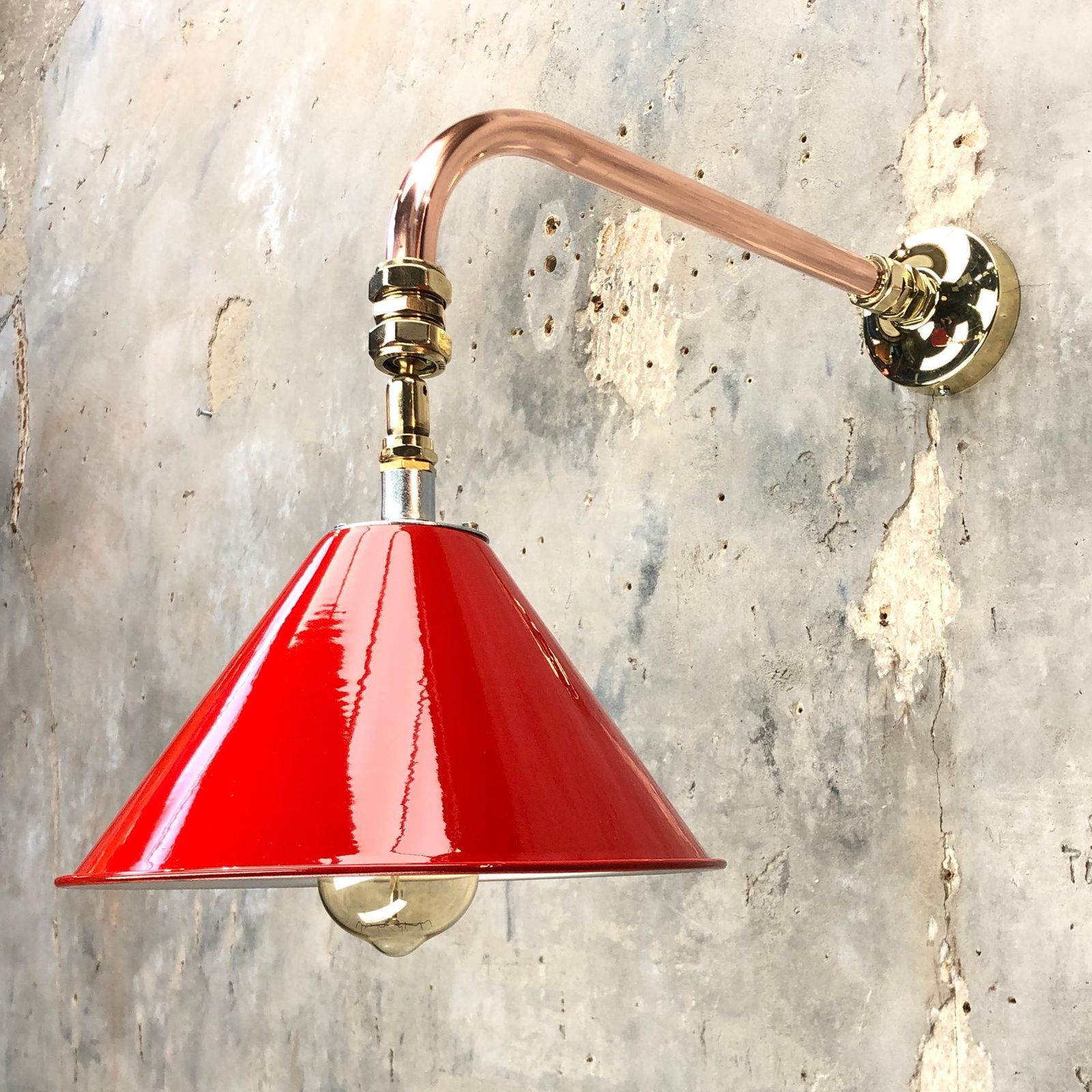 1980 British Army Lamp Shade In Red With Copper Cantilever Wall Lamp Edison Bulb photo vinterior