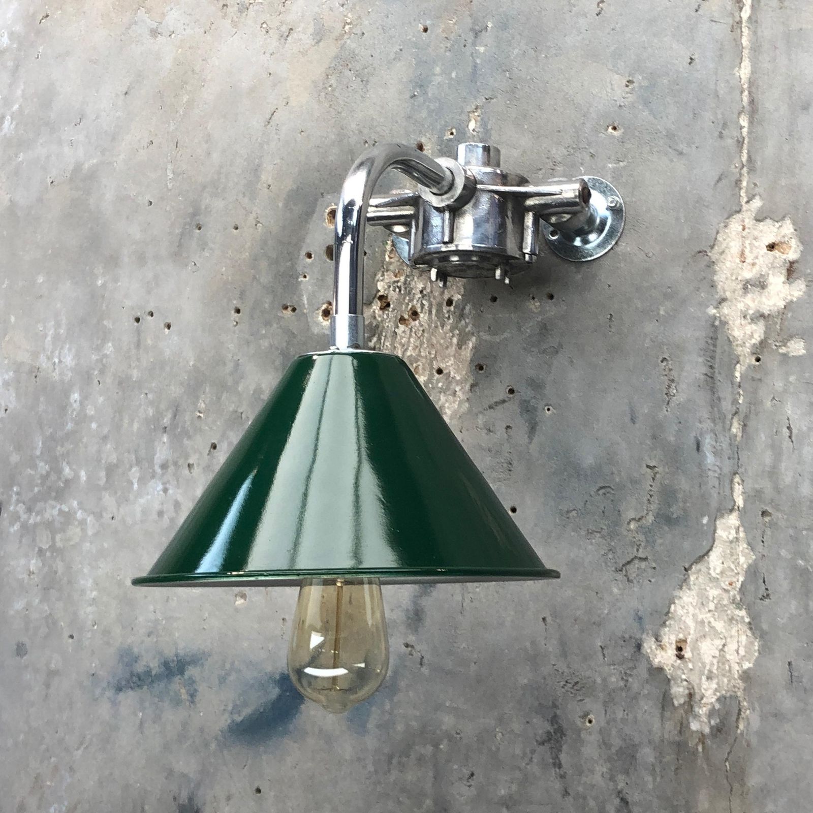 photo vinterior 1980s Ex British Army Lamp Shade And Galvanized Steel Short Reach Cantilever