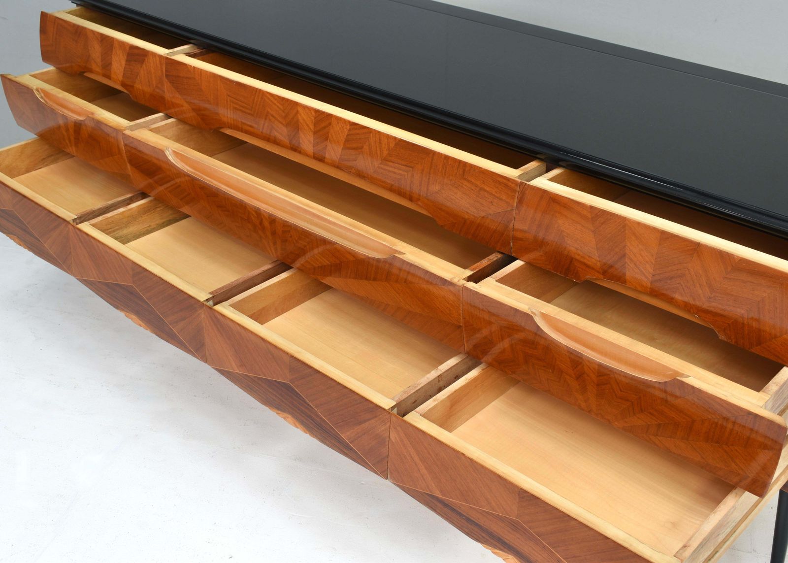 Italian Sideboard Attributed To Vittorio Dassi In Walnut, Glass And Brass, 1950s photo 5051.0
