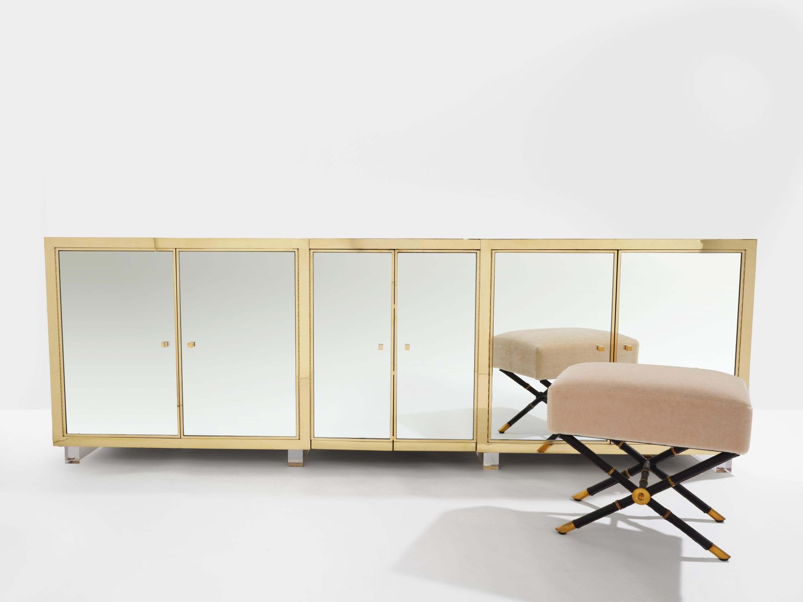 Enfilade Michel Pigneres en laiton, miroirs et pieds en lucite, années 1970 photo vintage