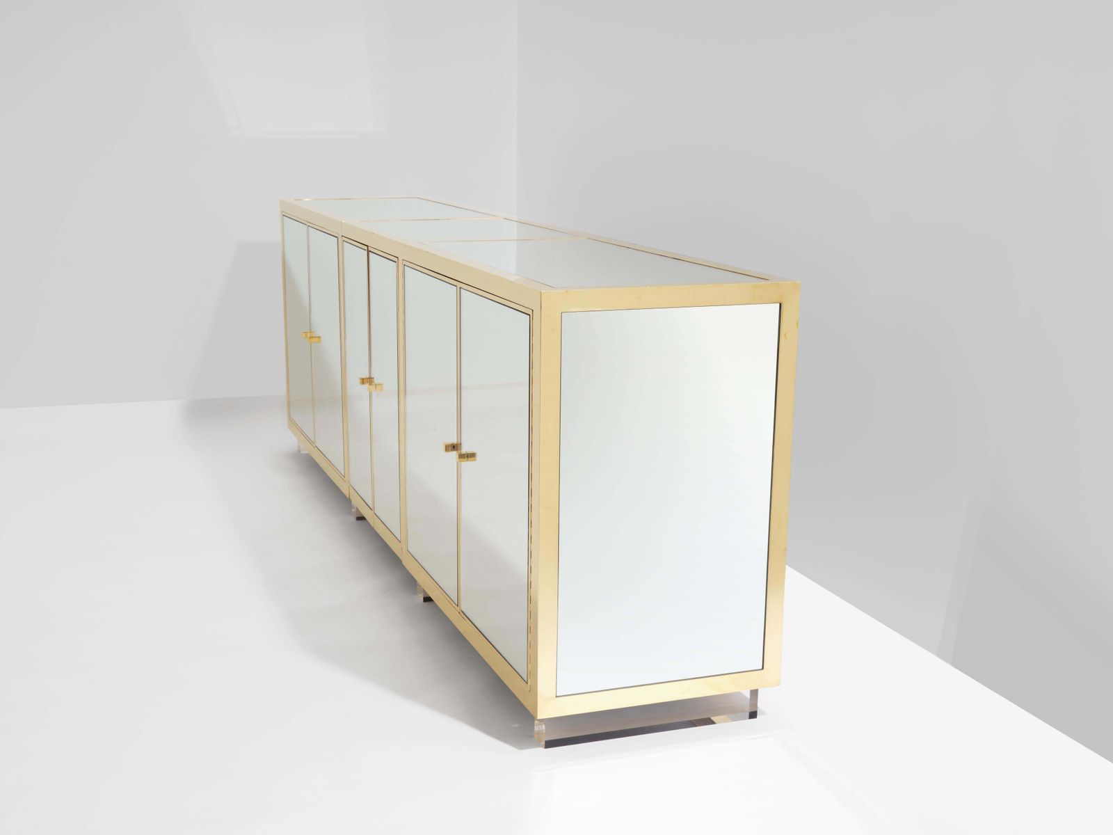 45665.0 Enfilade Michel Pigneres en laiton, miroirs et pieds en lucite, années 1970 photo