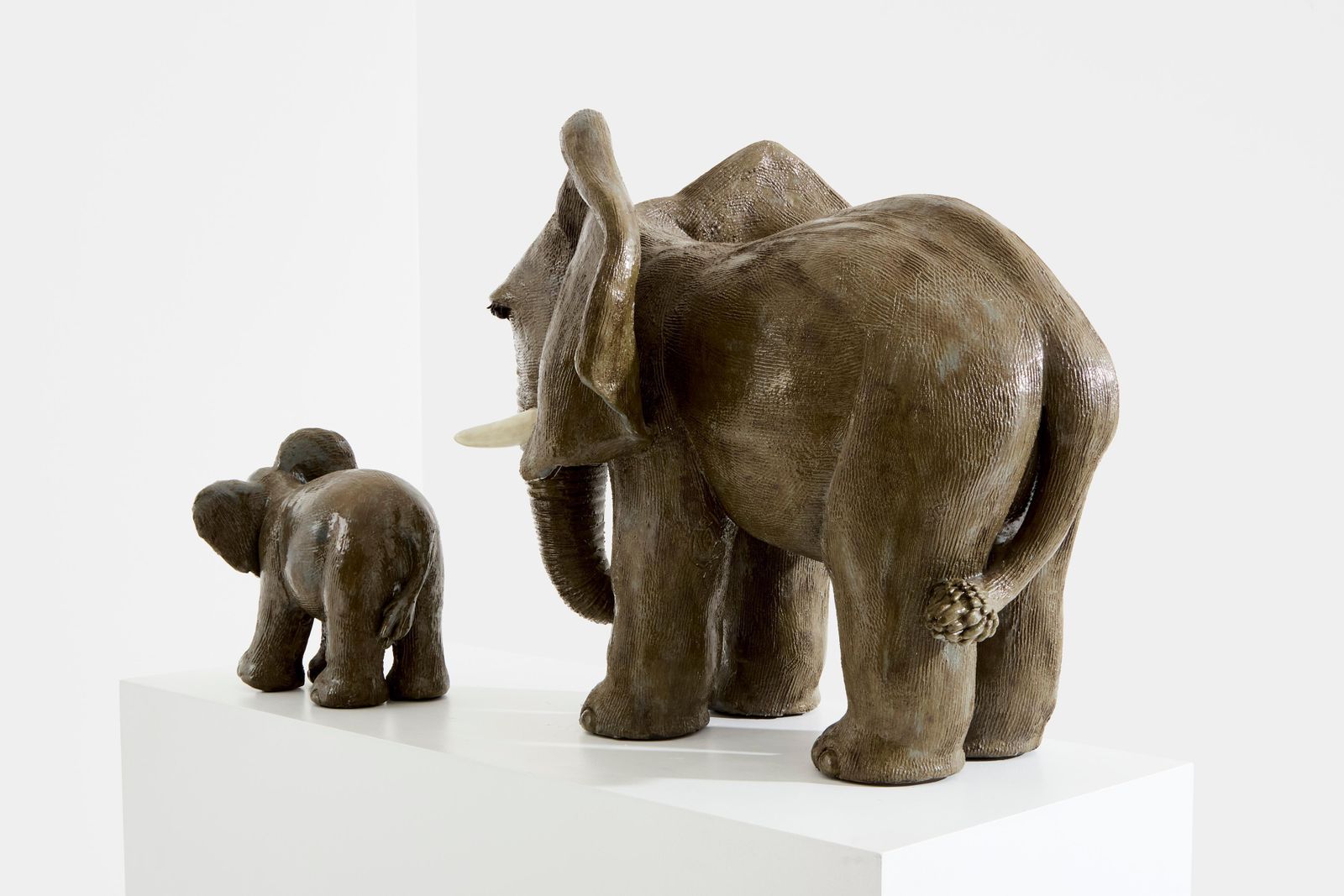 Paire de sculptures d'éléphants en grès émaillé par Valérie Courtet, vers 2010 photo 7307.0