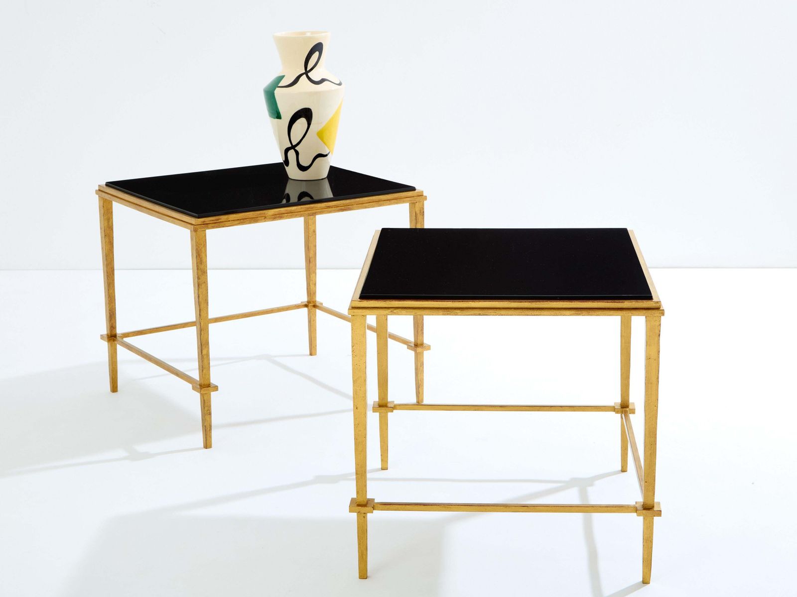 Paire de tables d'appoint Maison Ramsay en fer doré et laque noire, 1950 photo Mobilier