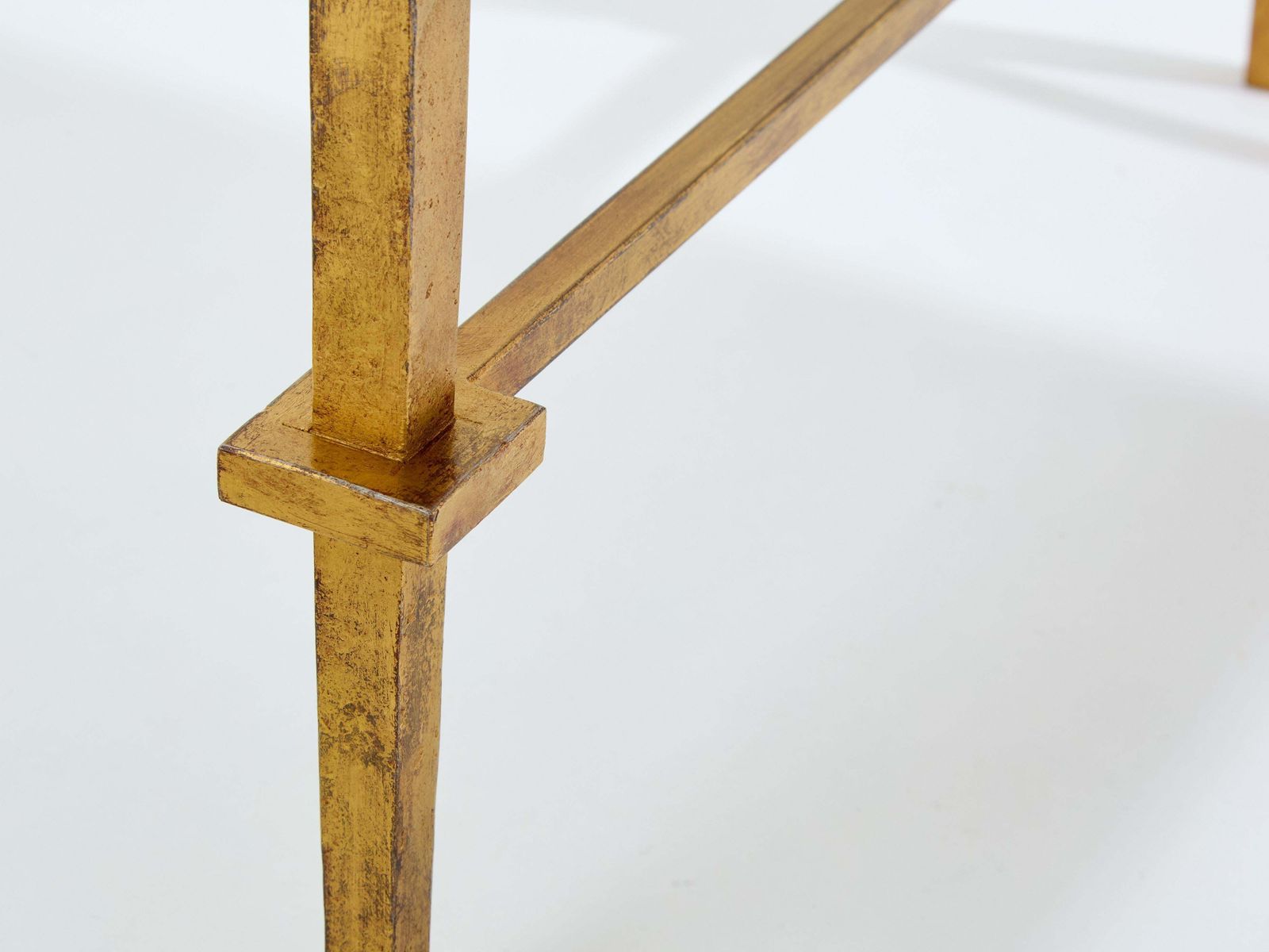 Mobilier Paire de tables d'appoint Maison Ramsay en fer doré et laque noire, 1950 photo