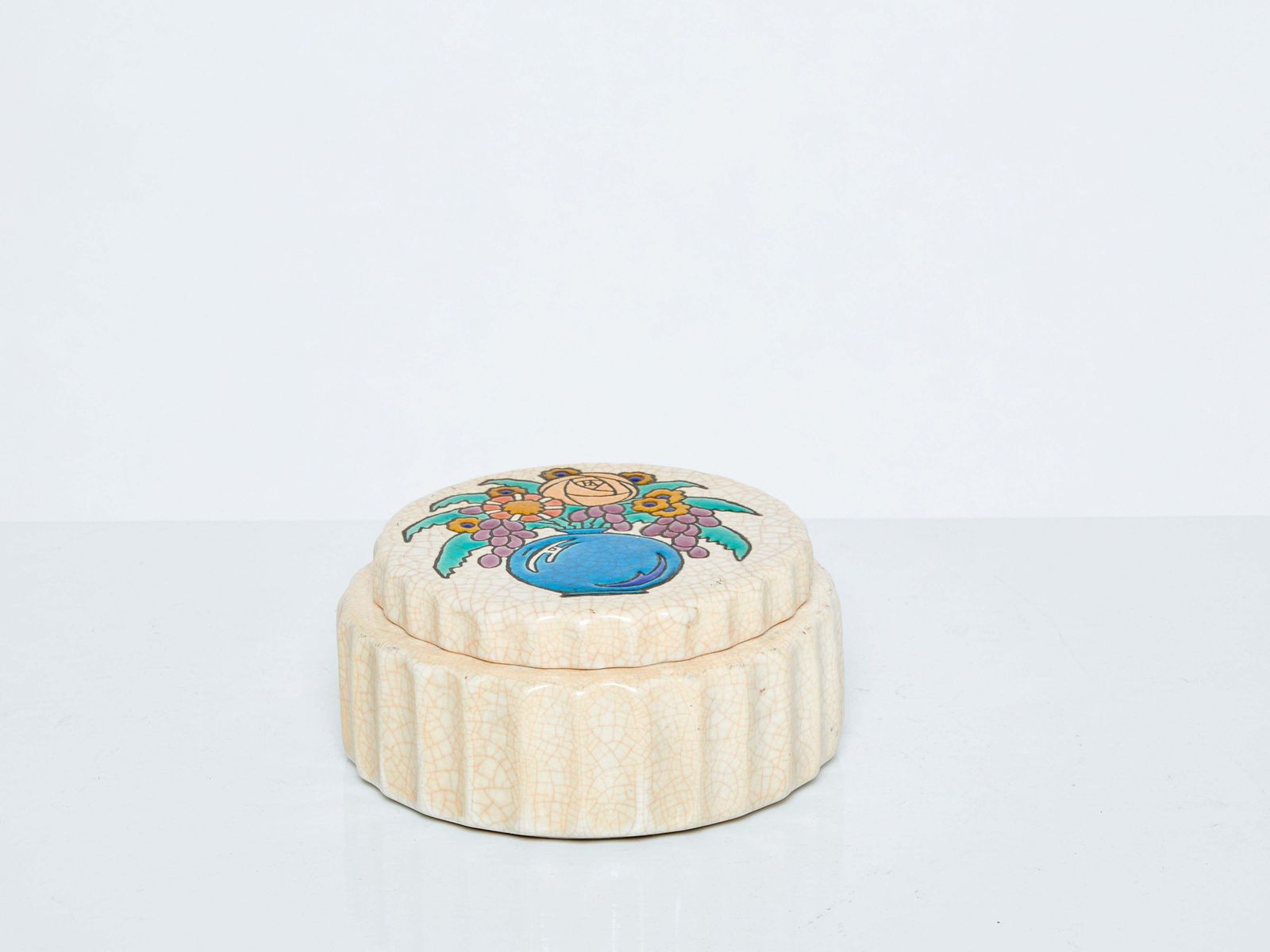 photo for sale Grande boîte ronde Art déco aux fleurs crème, Emaux De Longwy, 1930