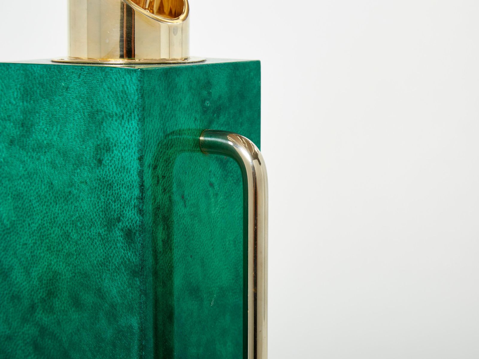 Carafe thermos Aldo Tura en parchemin de chèvre vert émeraude et laiton, années 1960 photo 988.0