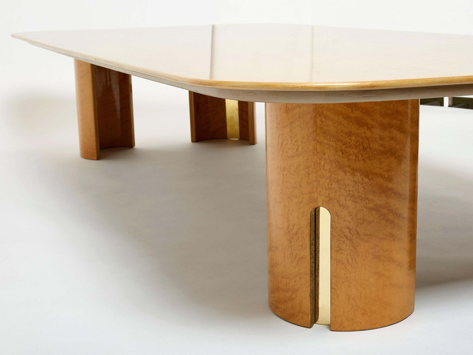 Table basse extra-large Giovanni Offredi pour Saporiti, érable et laiton, années 1980 photo vintage