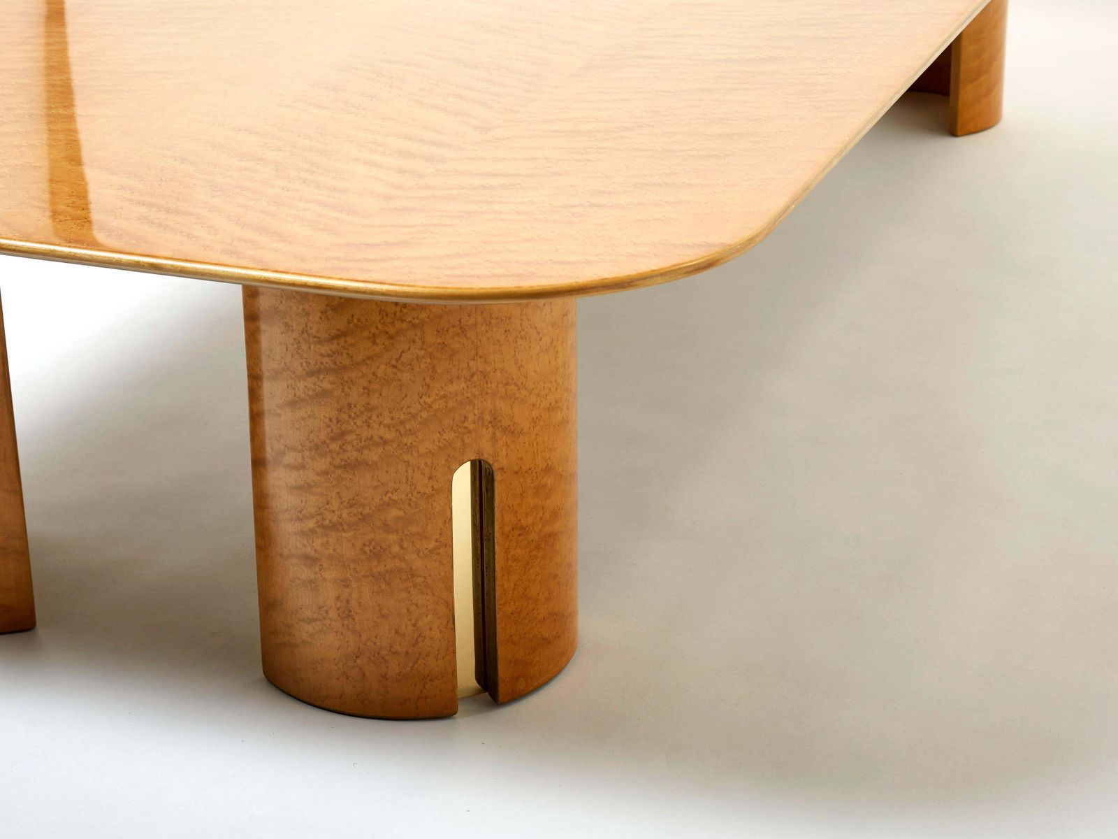photo furniture Table basse extra-large Giovanni Offredi pour Saporiti, érable et laiton, années 1980