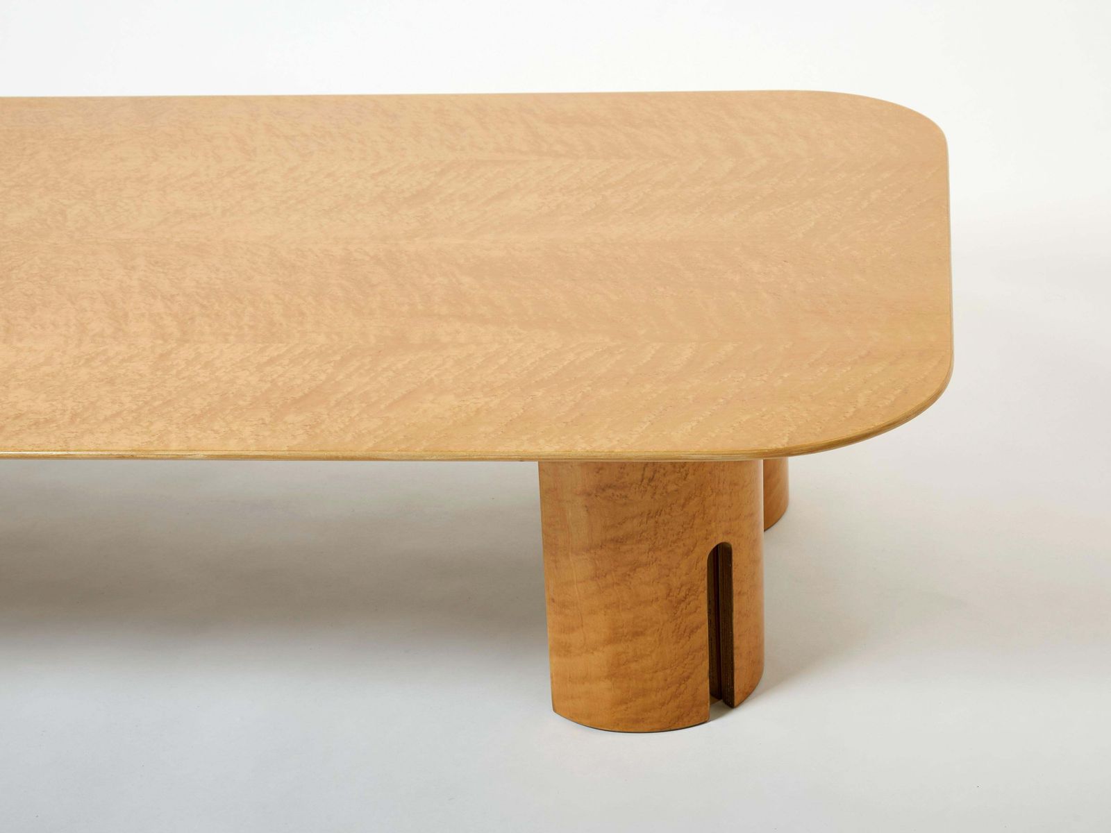 photo vinterior Table basse extra-large Giovanni Offredi pour Saporiti, érable et laiton, années 1980