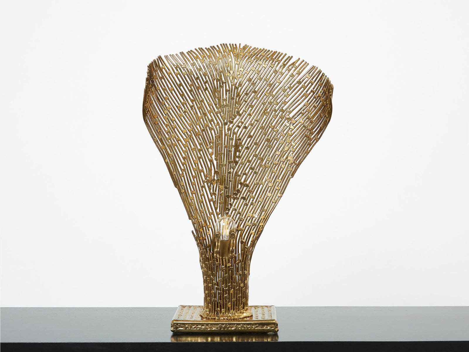 photo furniture Lampe de table Henri Fernandez en laiton et agate Nefertiti, années 1970