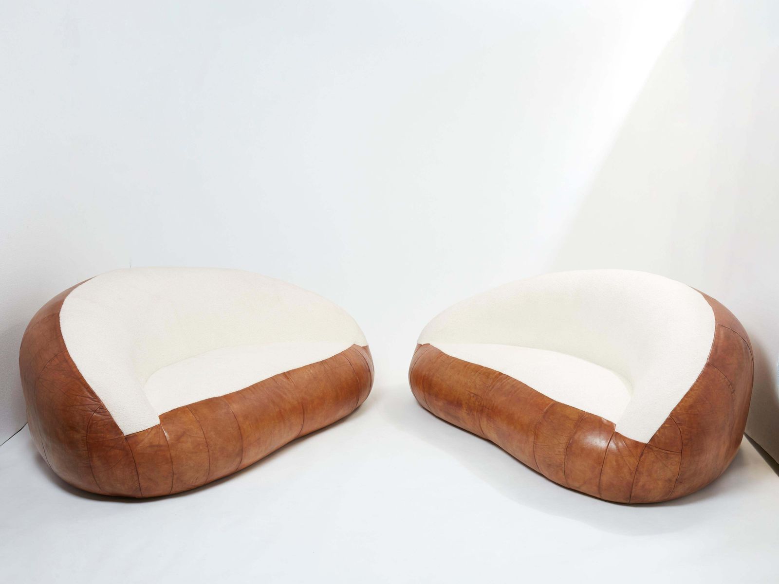 Ensemble de deux canapés Croissant en cuir et bouclé, par Raphaël Raffel, années 1970 photo furniture