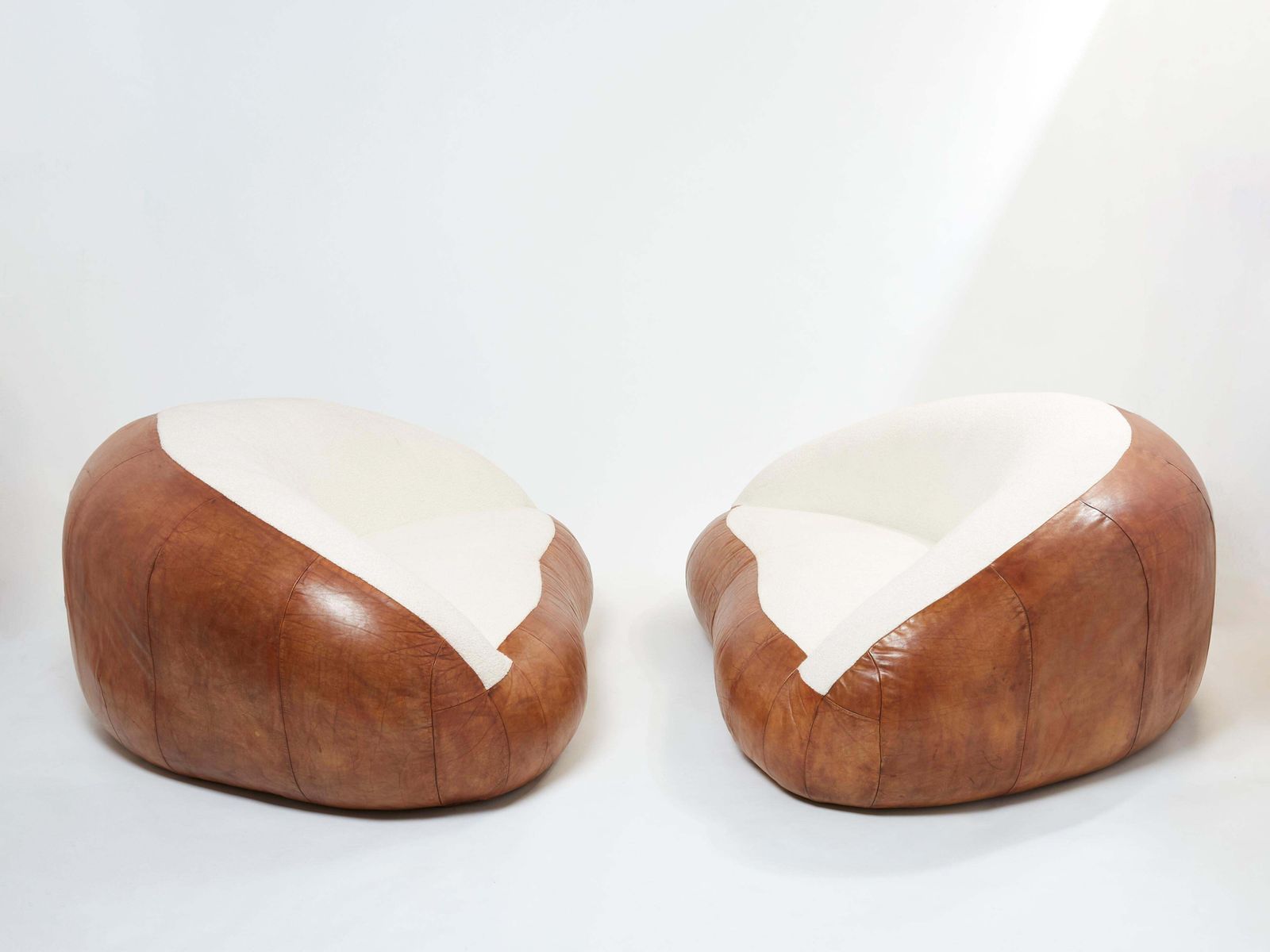 photo furniture Ensemble de deux canapés Croissant en cuir et bouclé, par Raphaël Raffel, années 1970