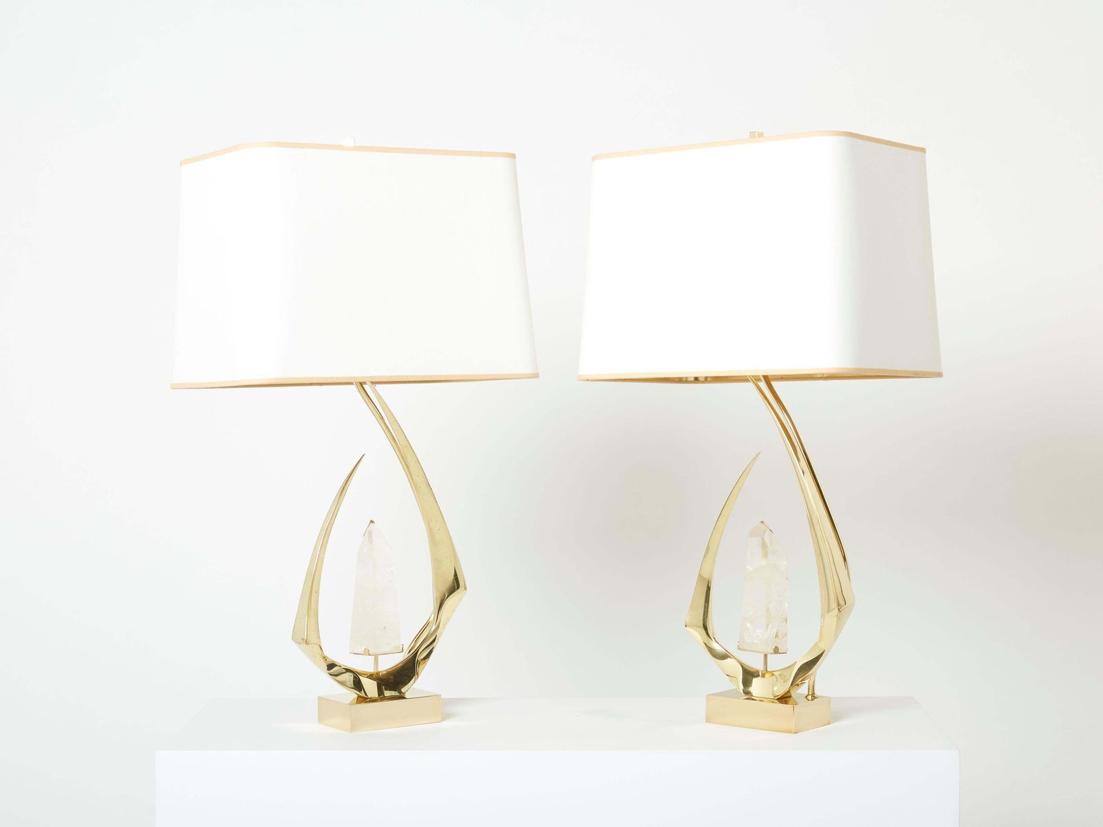 Paire de lampes de table en laiton et cristal de roche signées Willy Daro, 1970 photo furniture