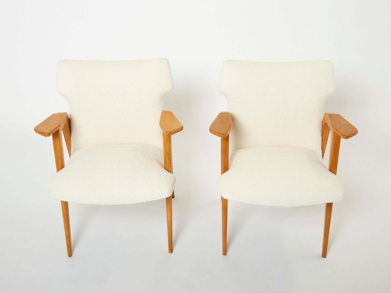 photo furniture Fauteuils à pieds compas en chêne massif et bouclé de laine, par Roger Landault, années 1950