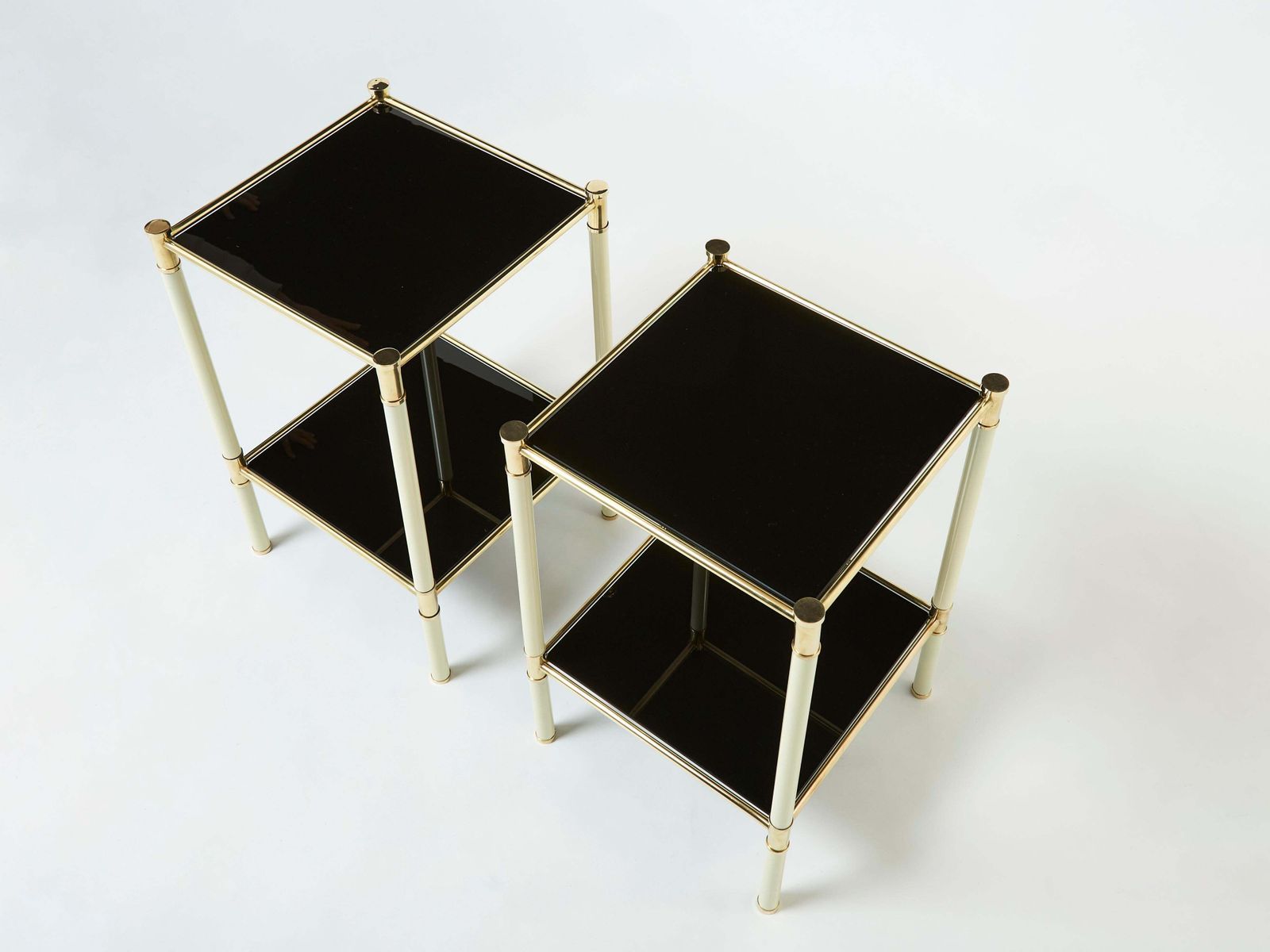 Tables d'appoint Tommaso Barbi à deux niveaux en laiton, métal blanc cassé et verre noir, années 1970 photo furniture