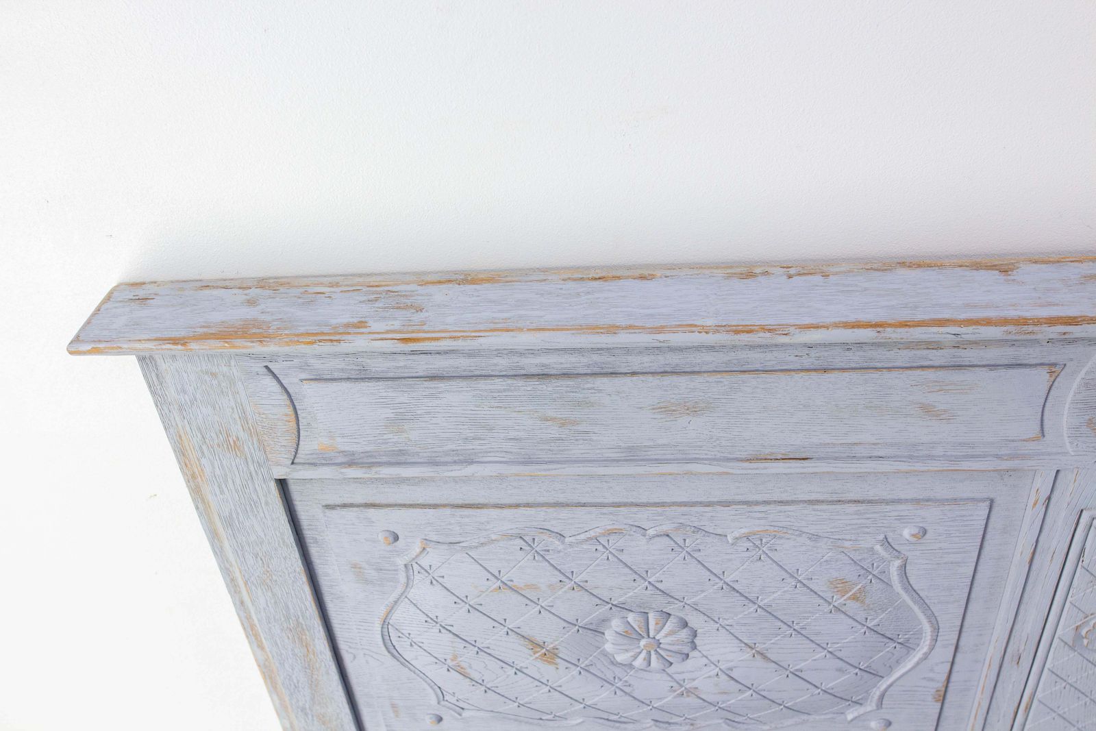 Frans bed met gepatineerd hout, tweepersoons, Louis XVI-stijl, ca. 1960 photo vintage