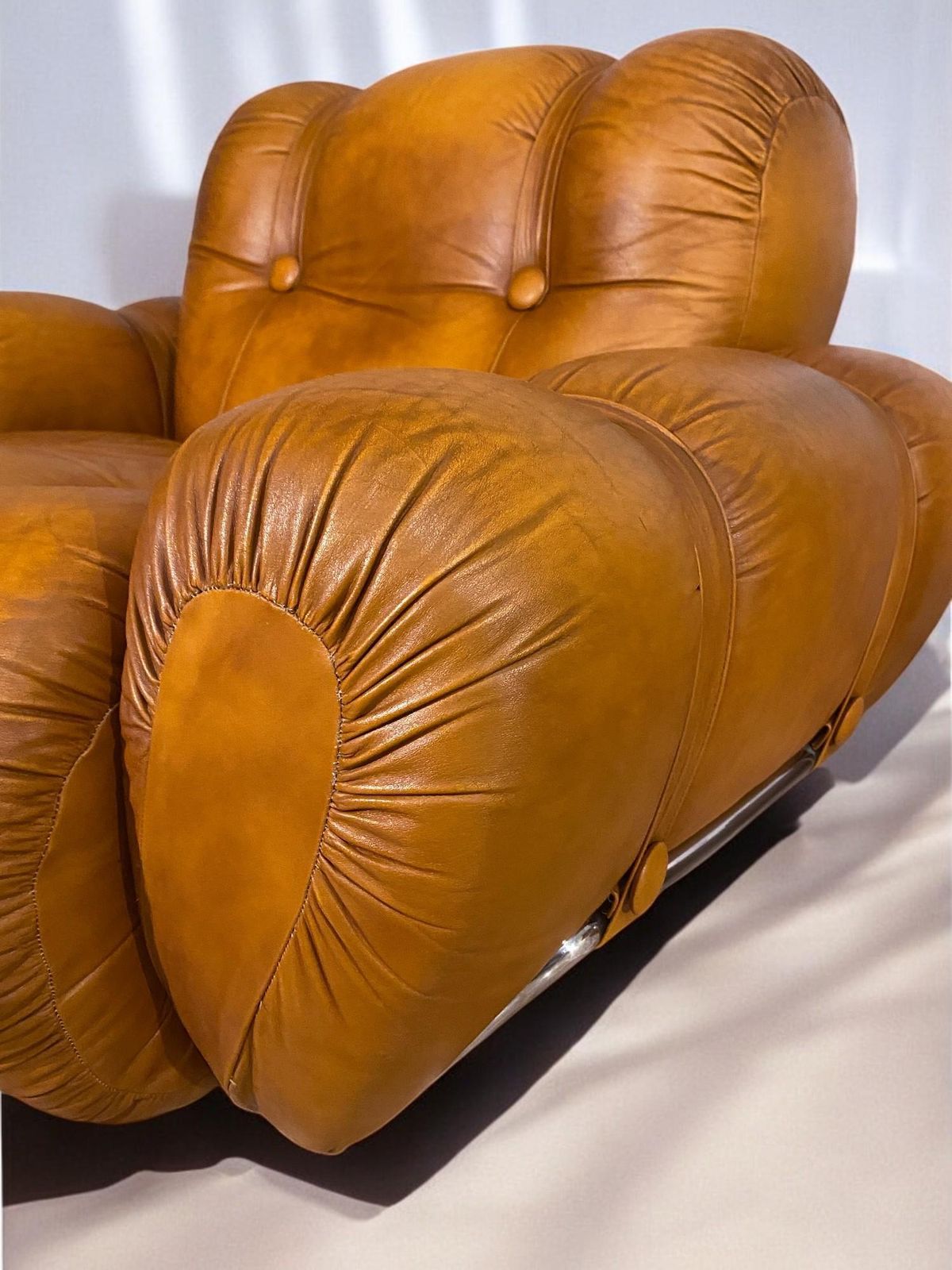 photo vinterior Italian Mid Century Natural Leather Space Age Armchairs, 1970s