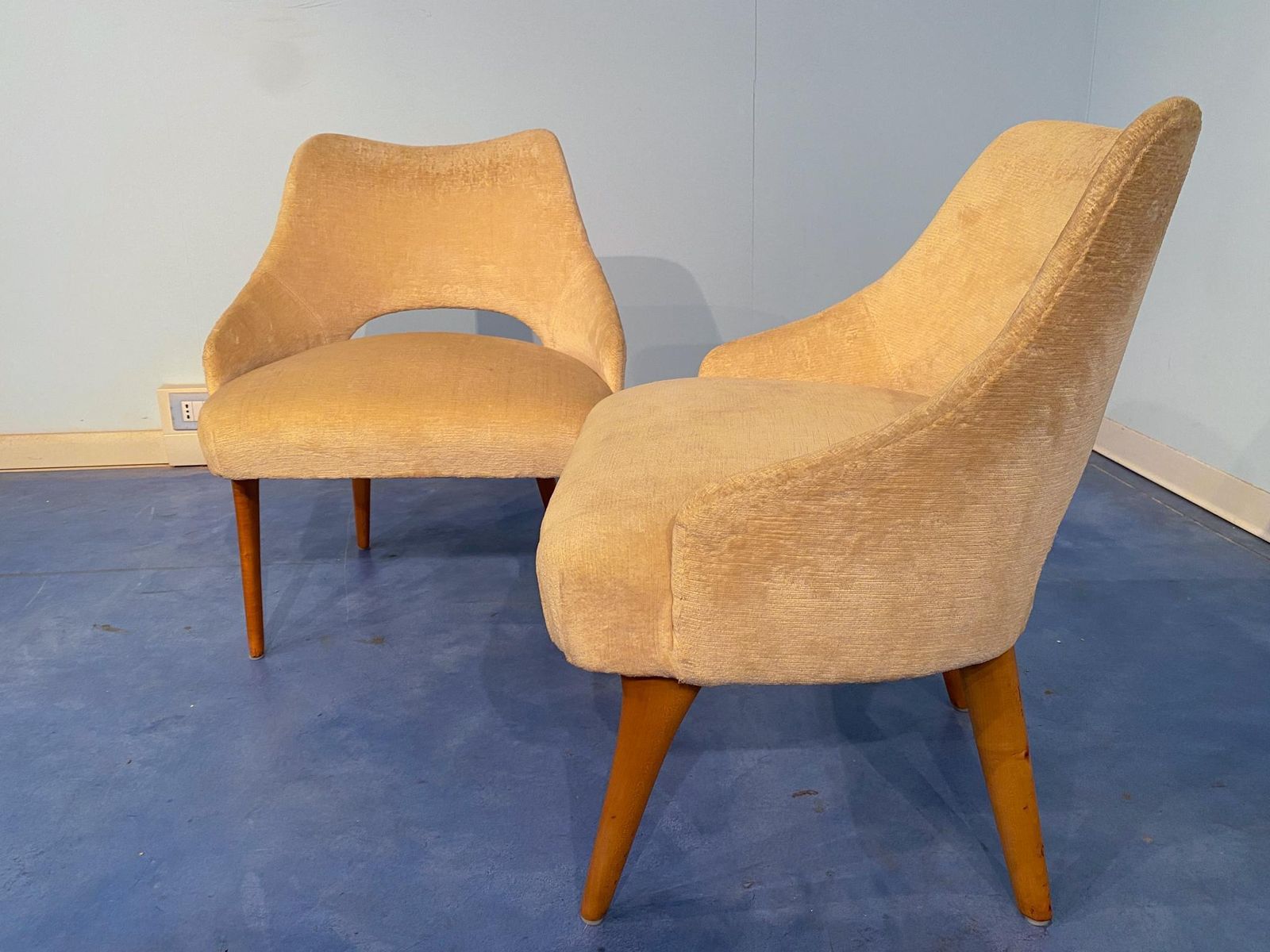 photo furniture Couple Of Italian Mid Century Armchairs In Yellow Velvet By Vittorio Dassi